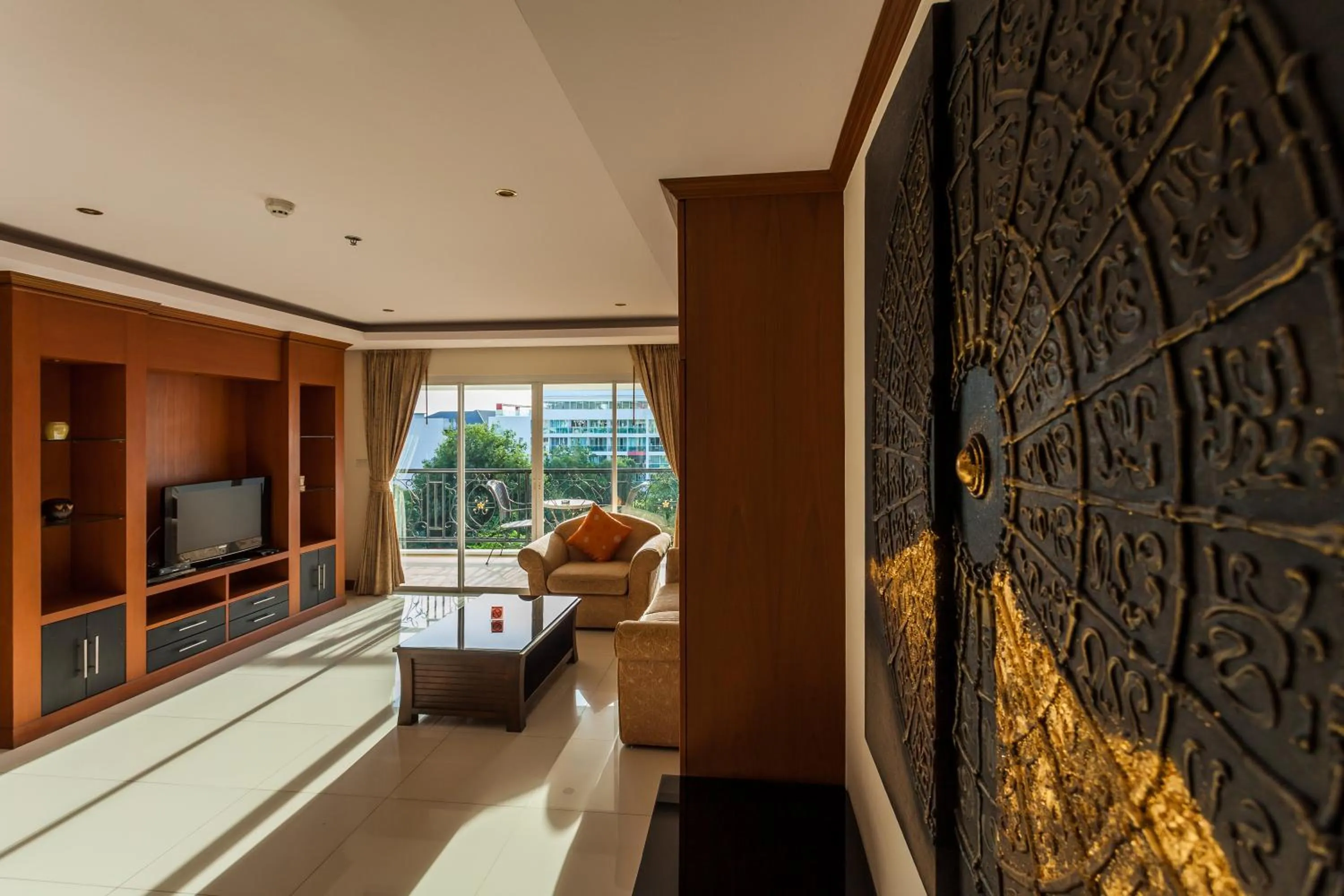 Living room, Bed in Tara Court Hotel