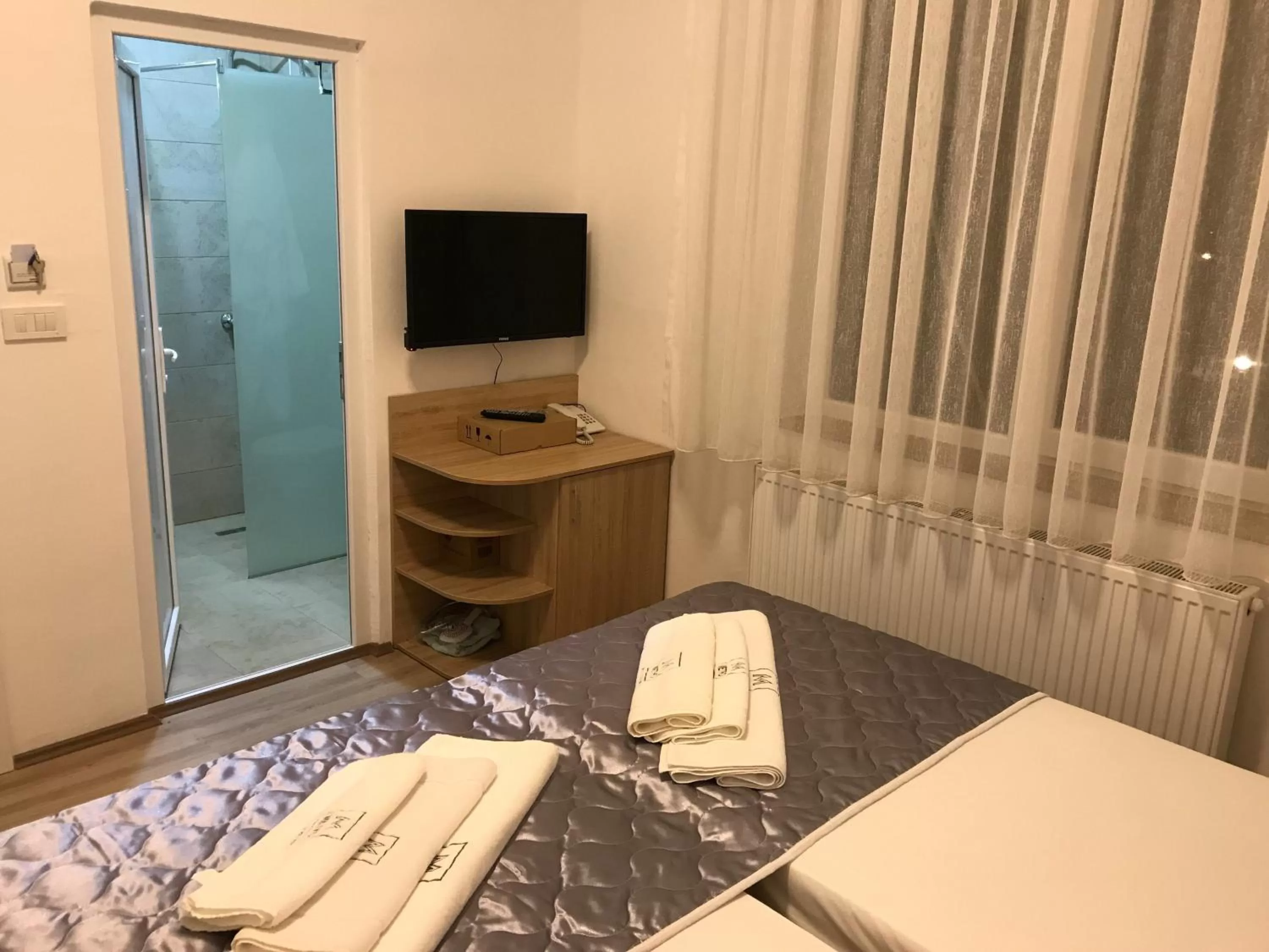 Bathroom, TV/Entertainment Center in Villa Nina Hotel & Lounge bar