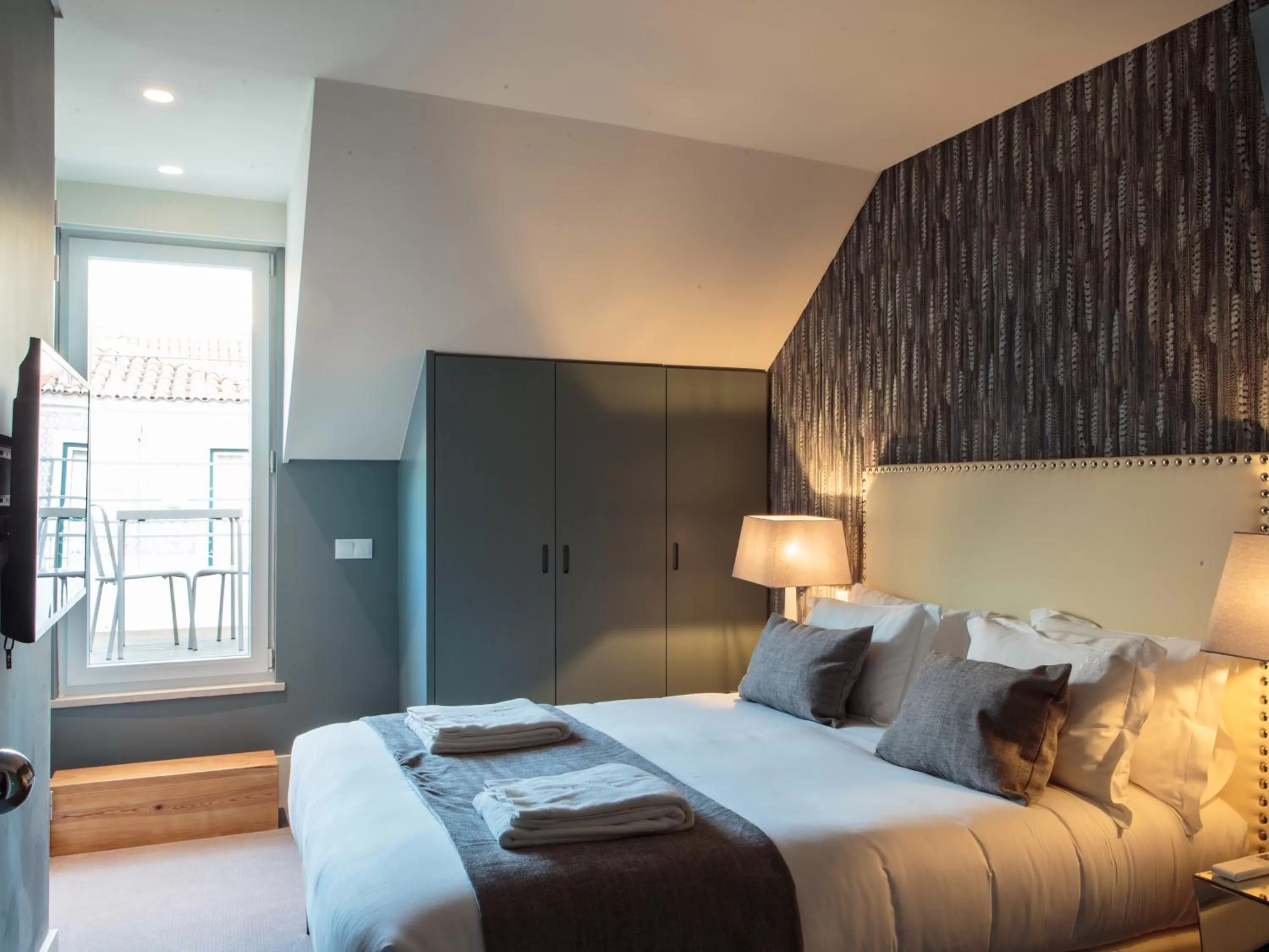 Photo of the whole room, Bed in Dear Lisbon - Gallery House