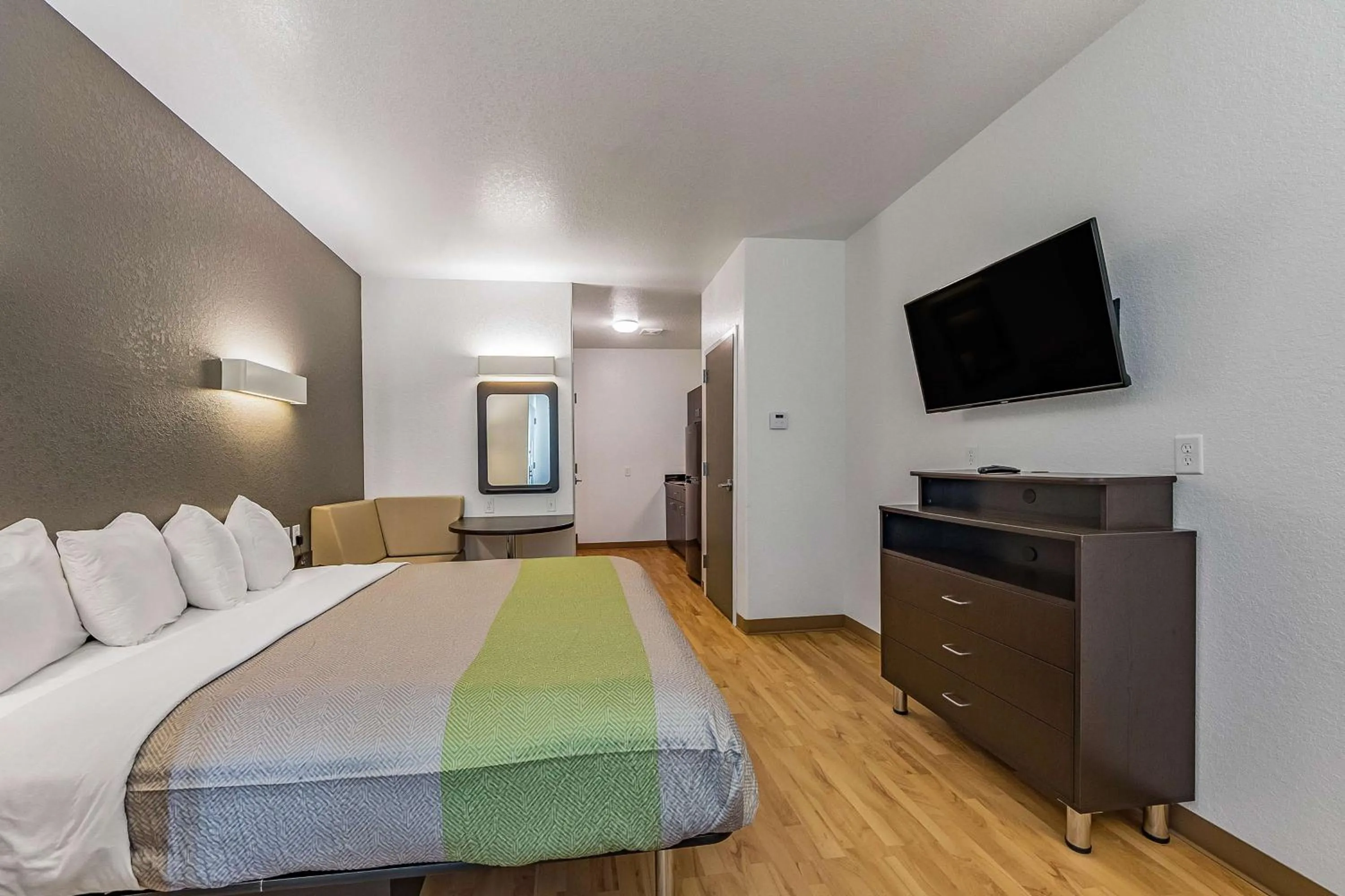 TV and multimedia, Bed in Studio 6 New Braunfels, Tx