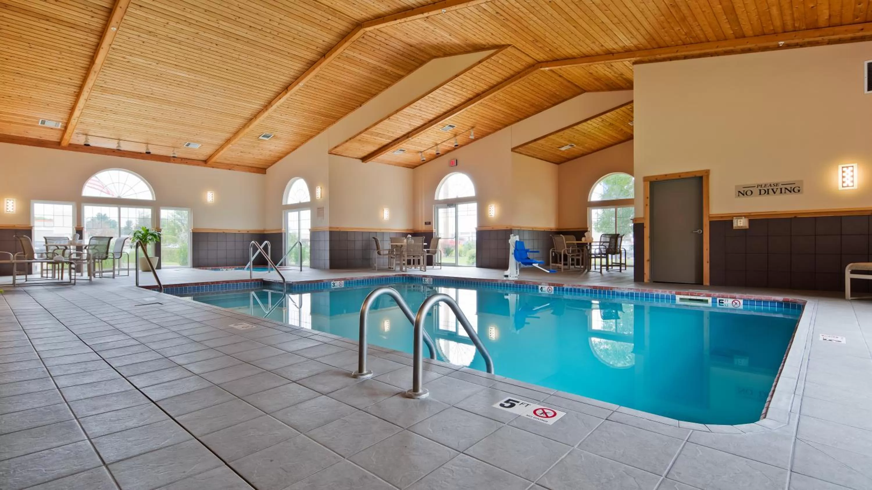 Swimming pool in BEST WESTERN Plus Menomonie Inn & Suites