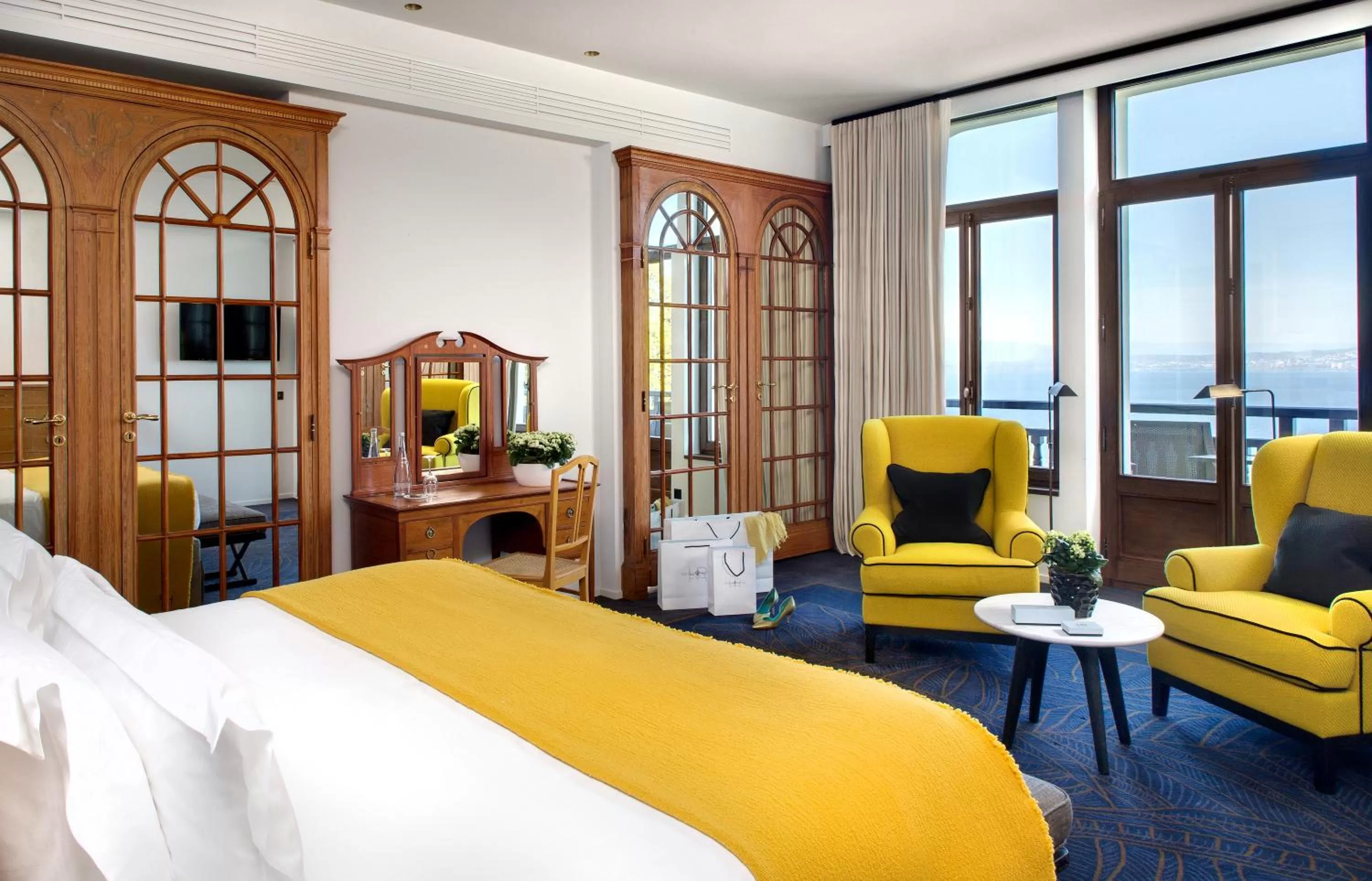 Bedroom, Bed in Hôtel Royal