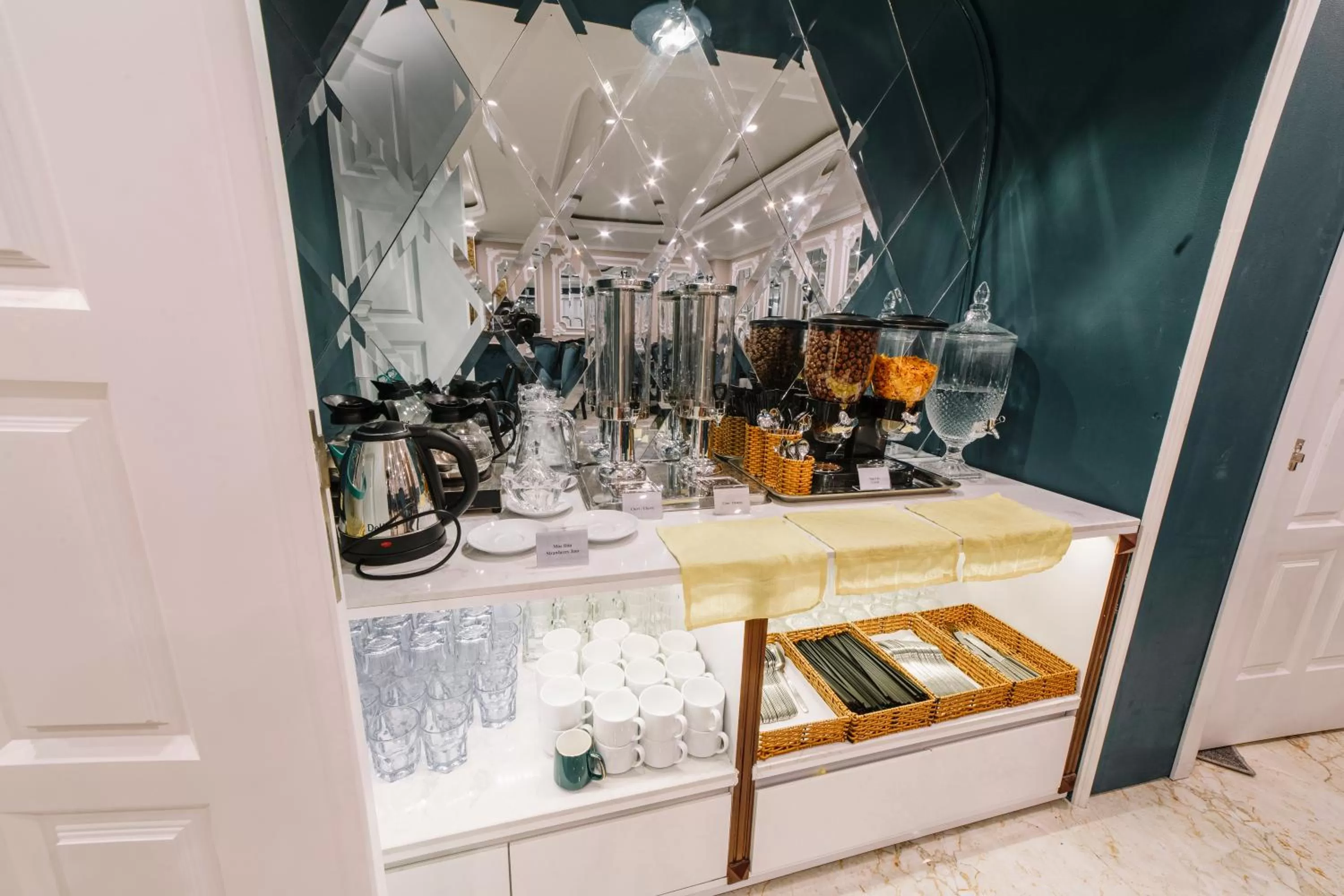 Restaurant/places to eat in Saigon Hanoi Central Hotel