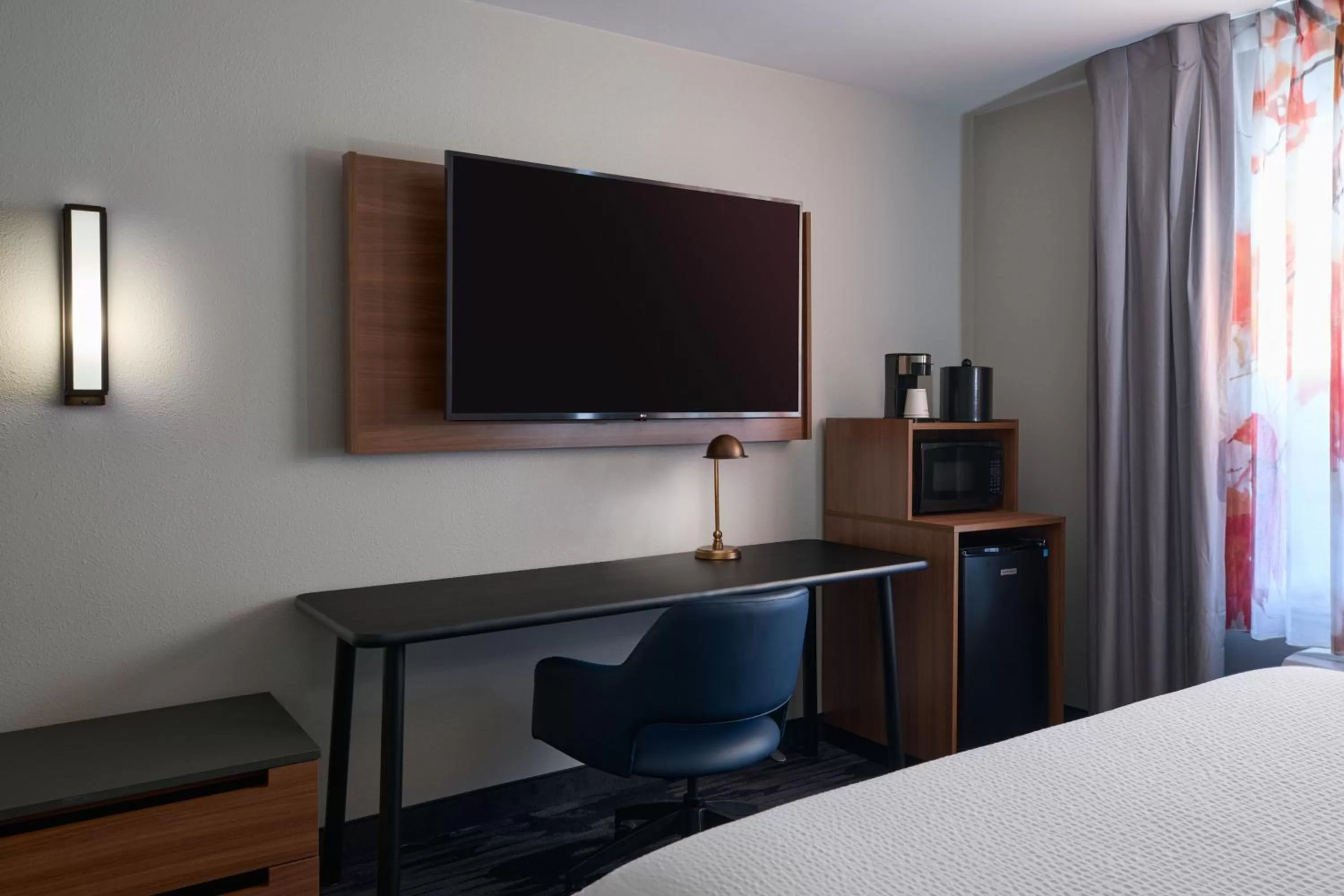 Photo of the whole room, Bed in Fairfield Inn and Suites by Marriott Winchester