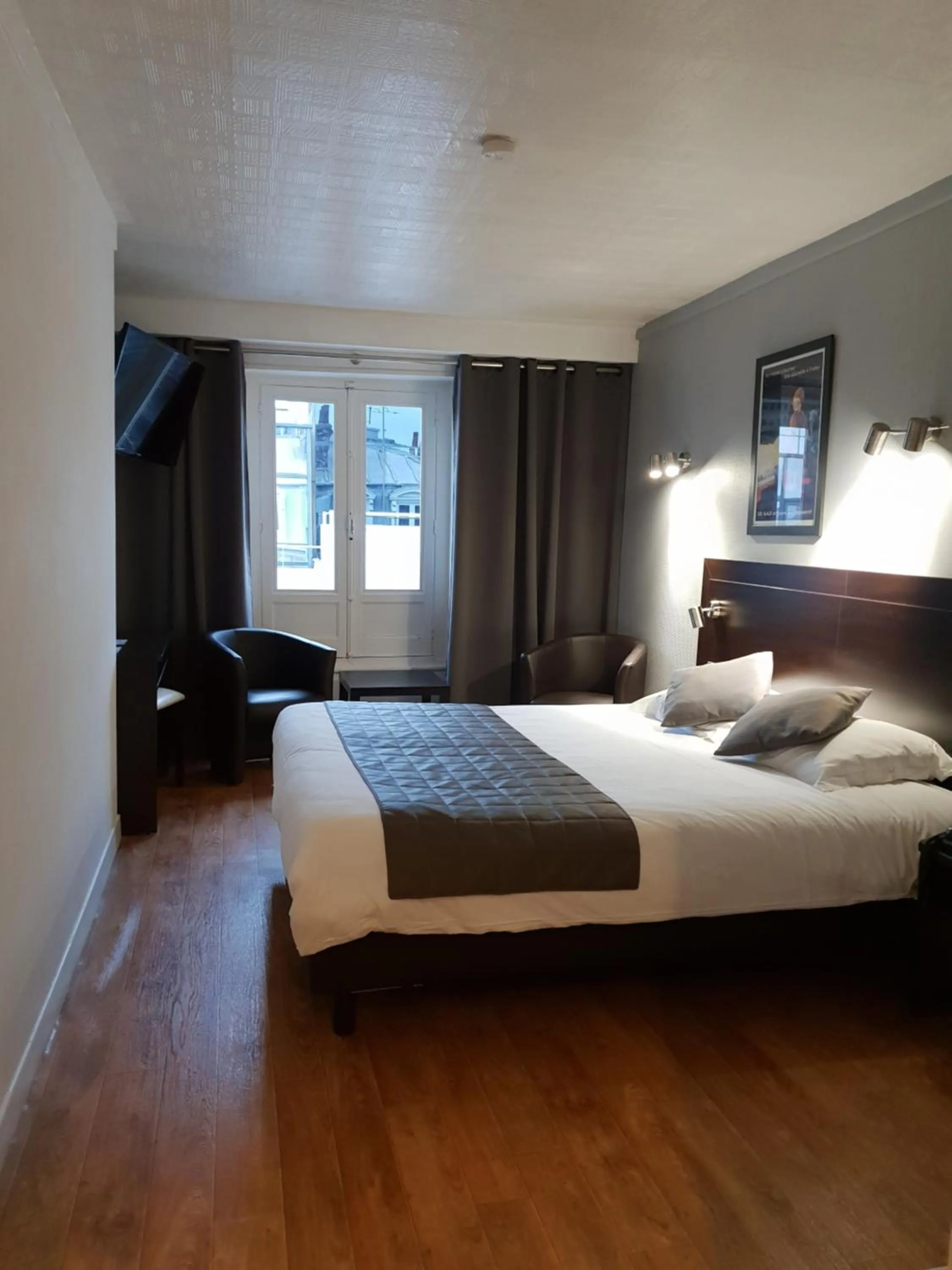 Photo of the whole room, Bed in Le Napoleon