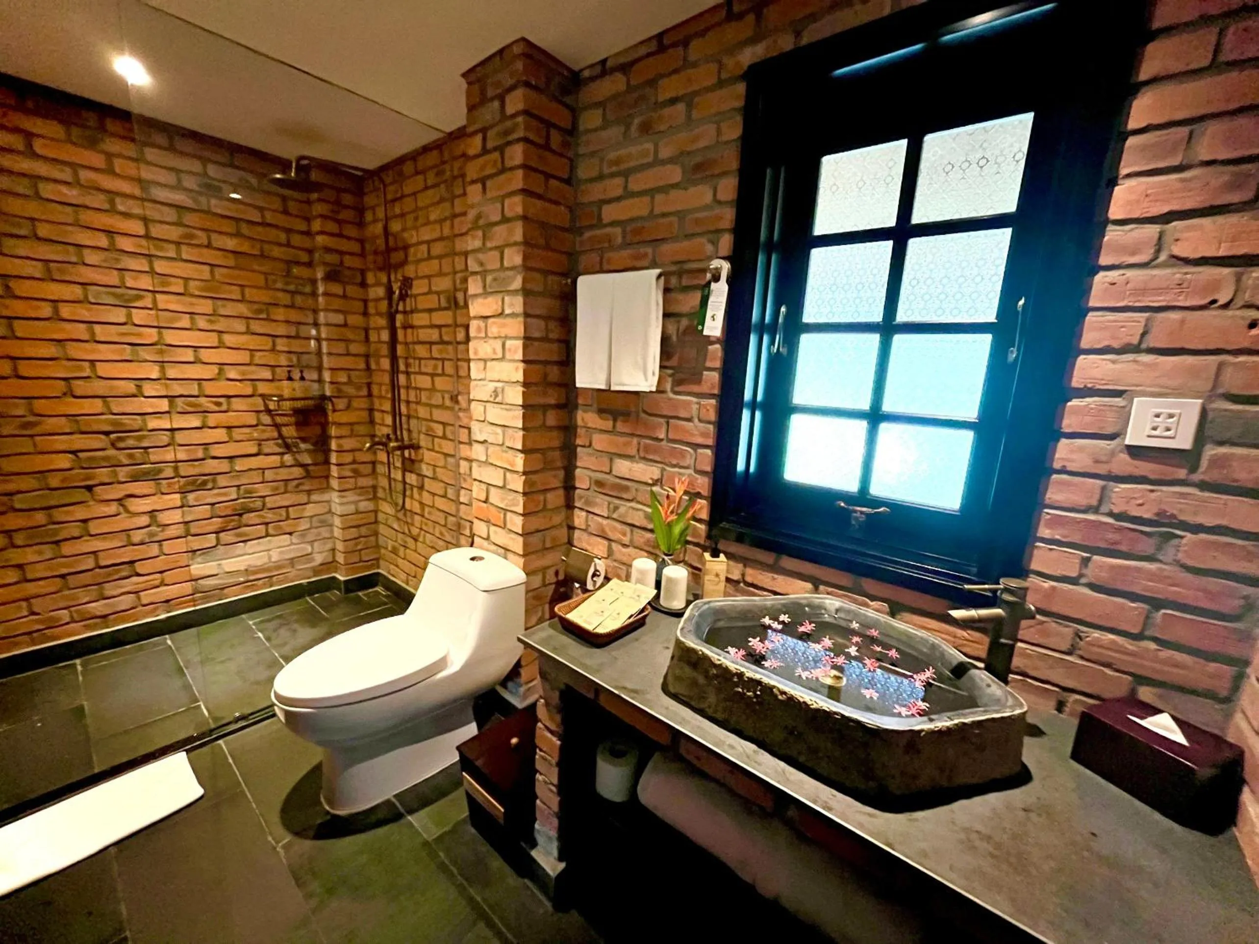 Toilet in ENSO Retreat Hoi An - Rediscovery & Serenity