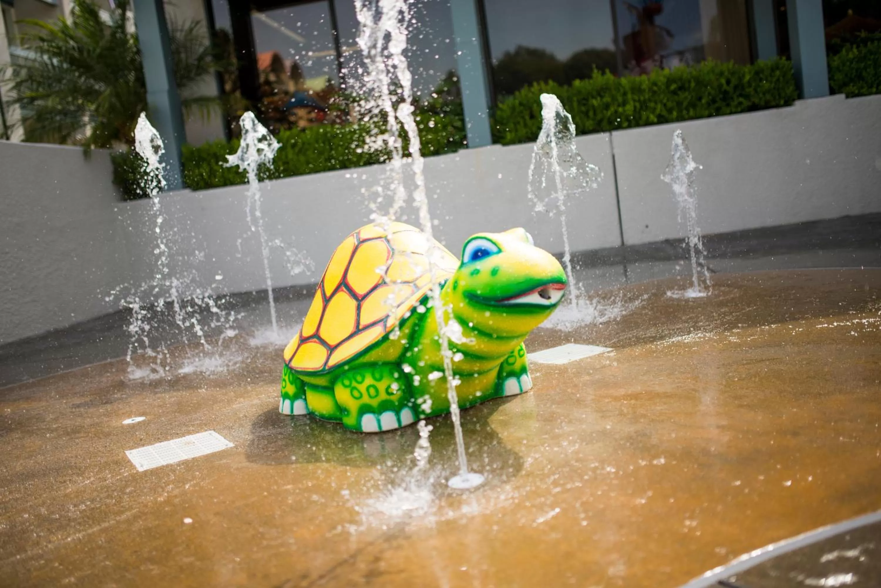 Swimming pool in Howard Johnson by Wyndham Anaheim Hotel & Water Playground
