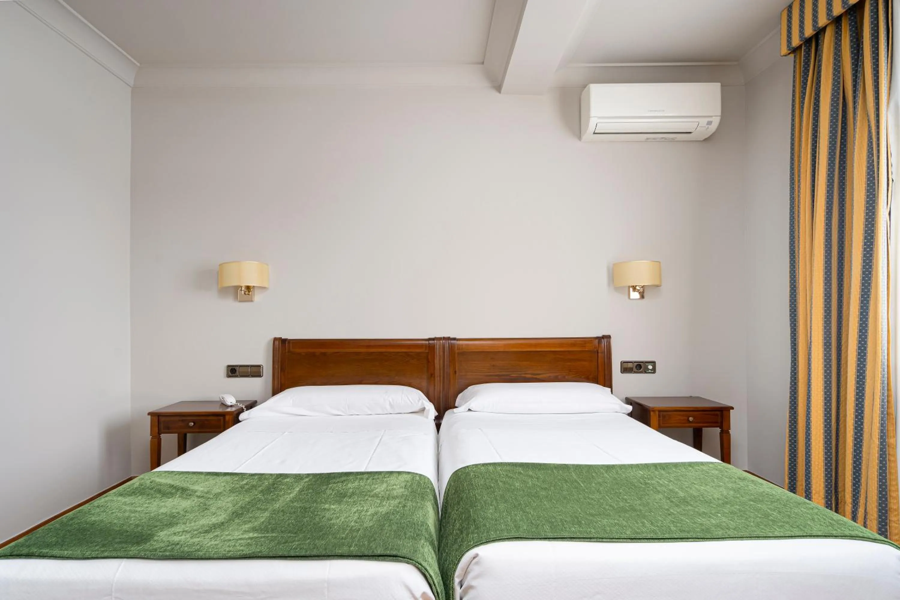 Photo of the whole room, Bed in Hotel Hernán Cortés