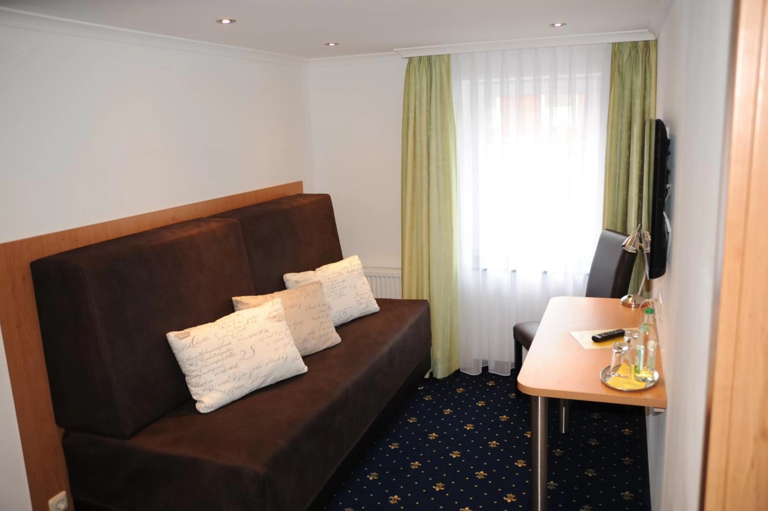 Communal lounge/ TV room, Bed in Hotel Post