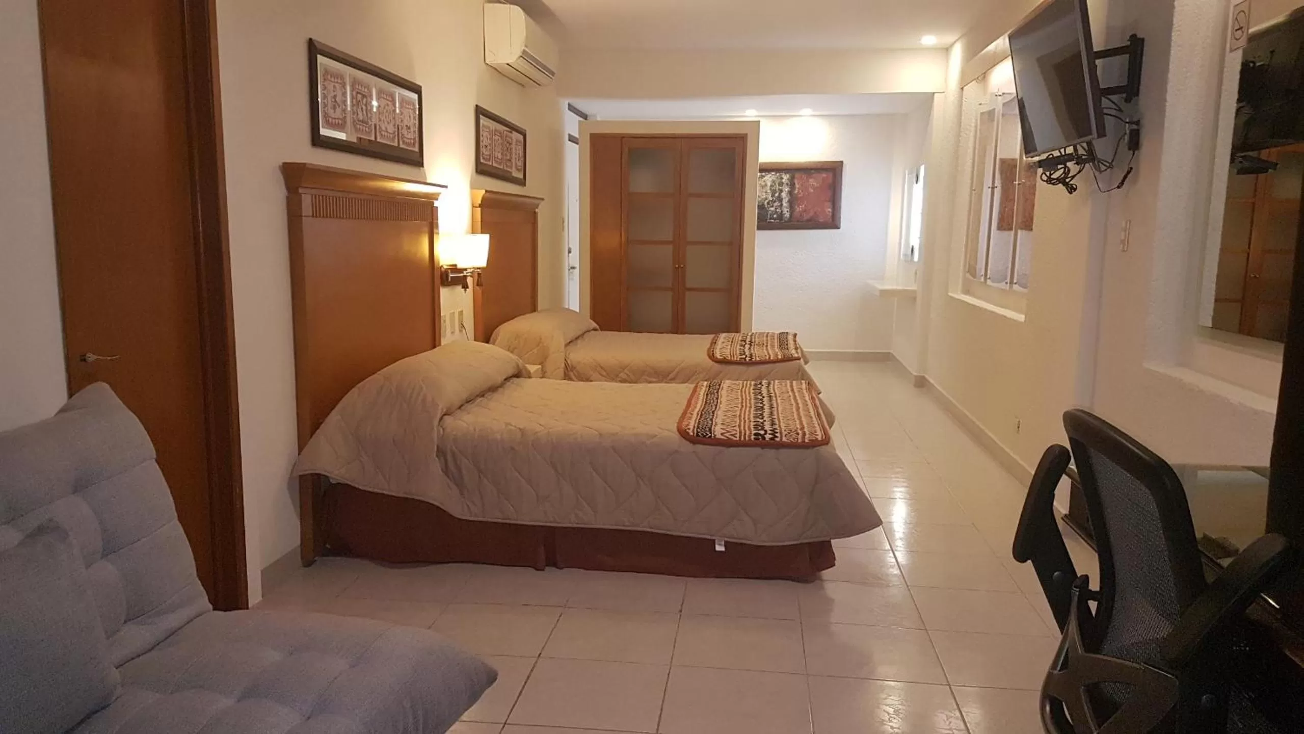 Bed in Hotel y Suites Nader