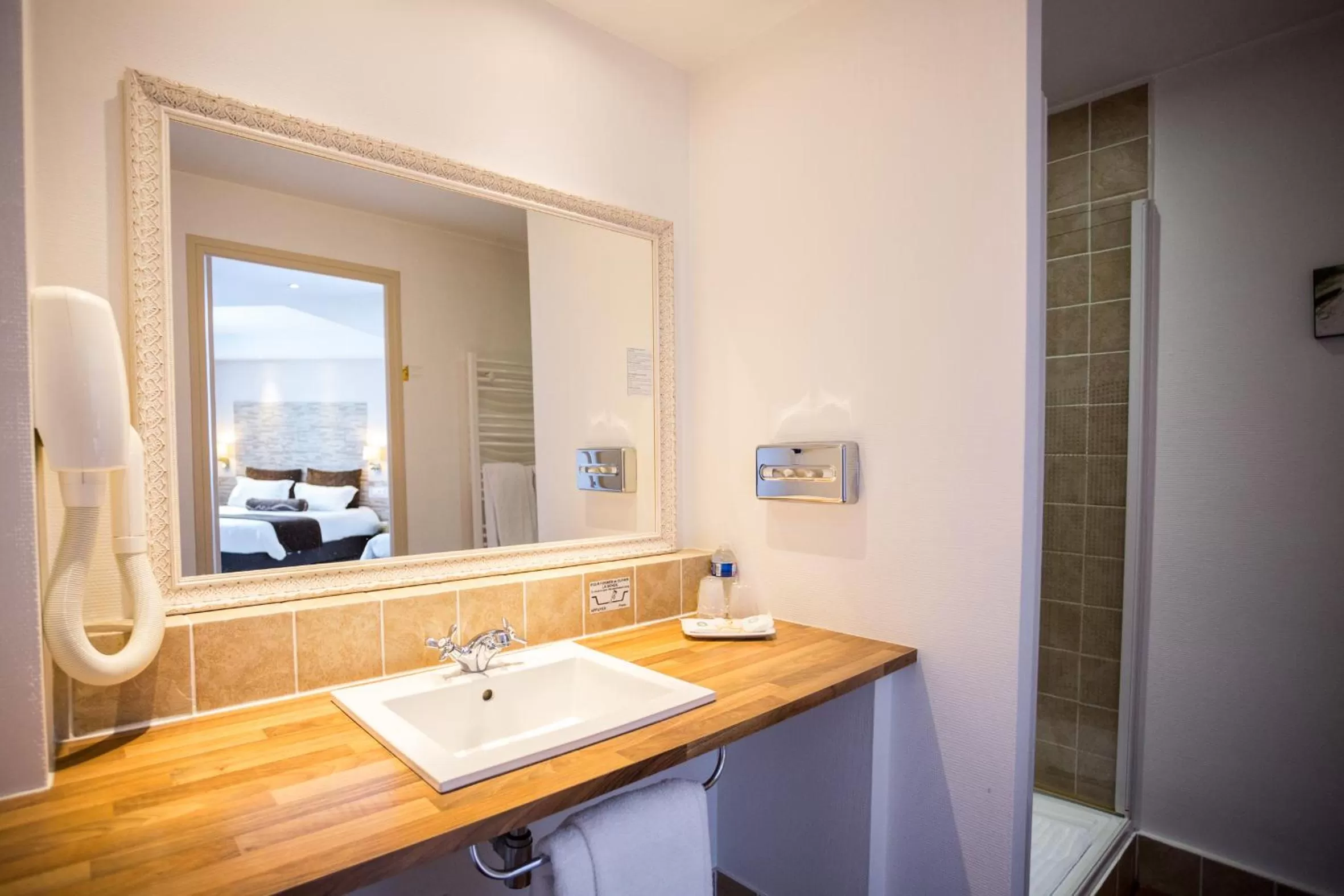 Bathroom in Best Western Hôtel Des Voyageurs