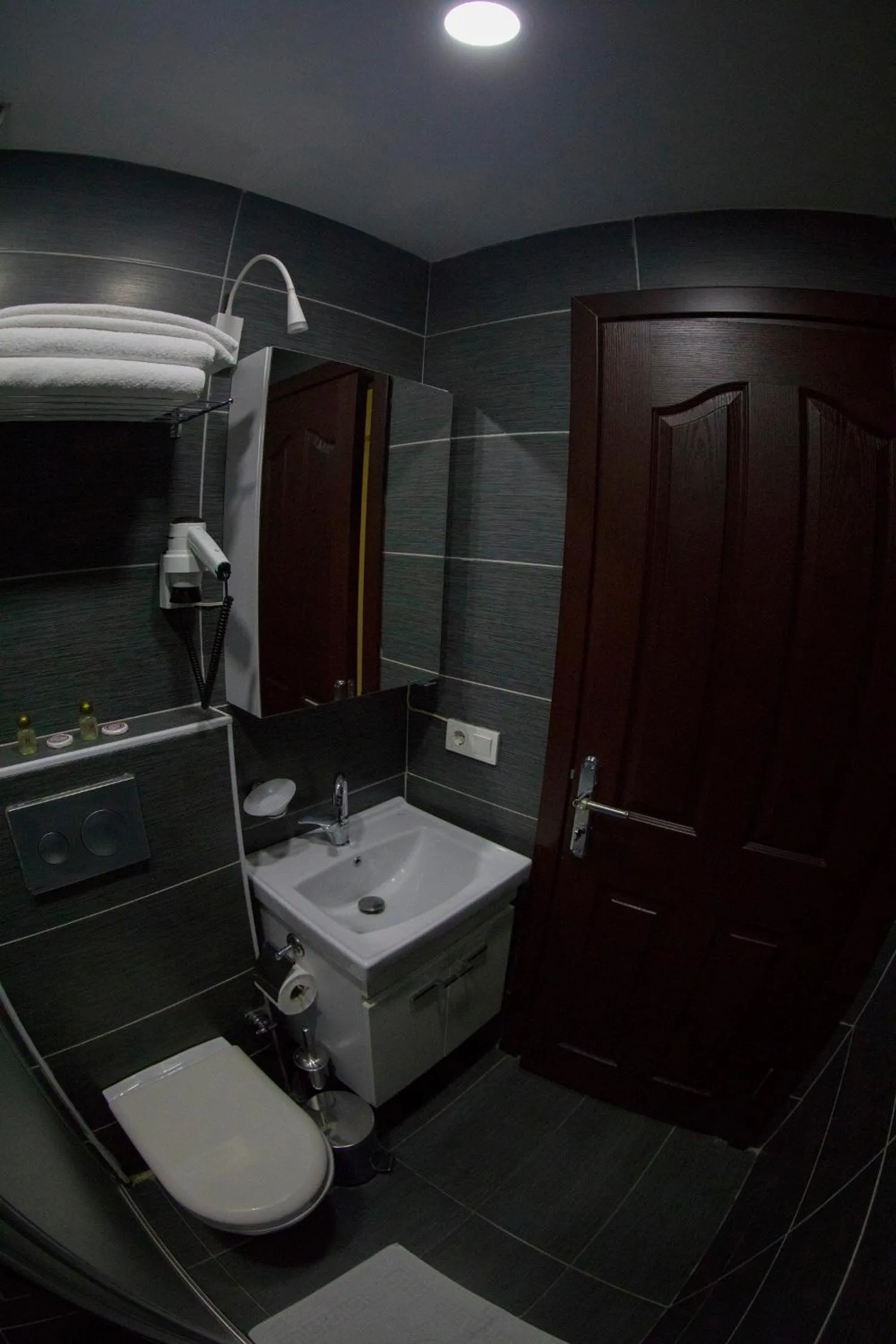 Bathroom in Ramparts Hotel