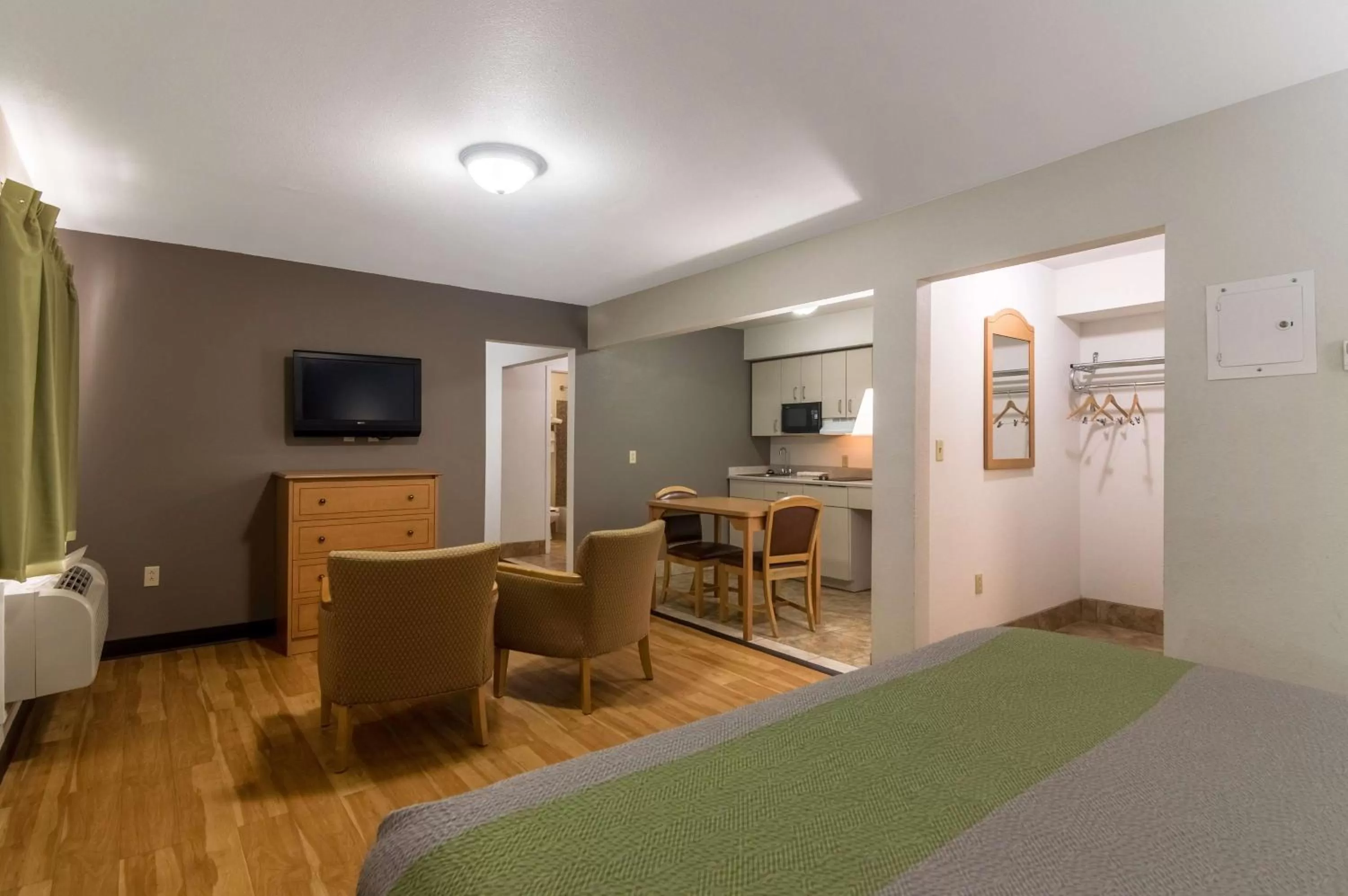 TV and multimedia in Studio 6-Lubbock, TX - Medical Center