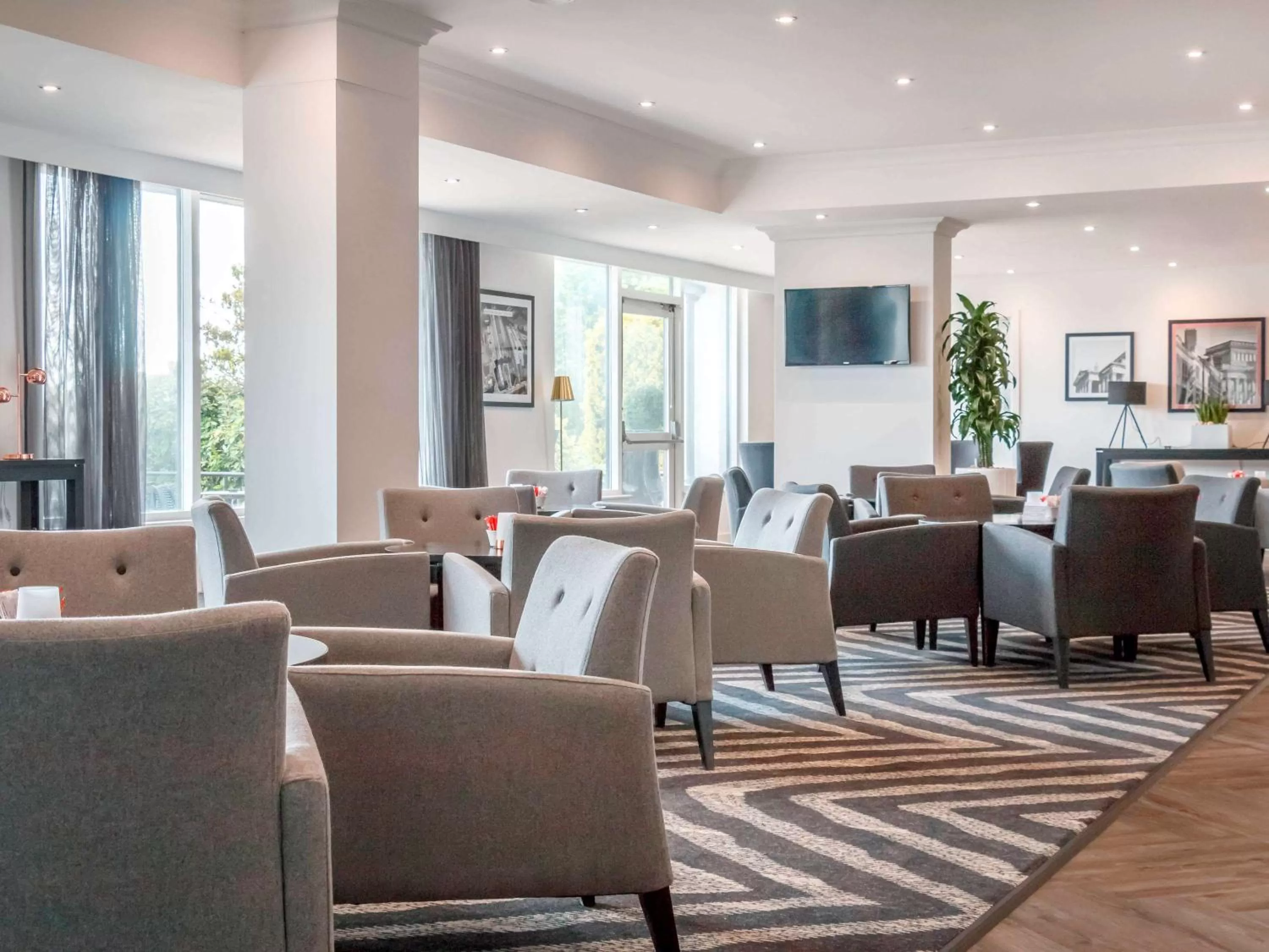 Lounge or bar in Garner Hotel Preston Samlesbury by IHG