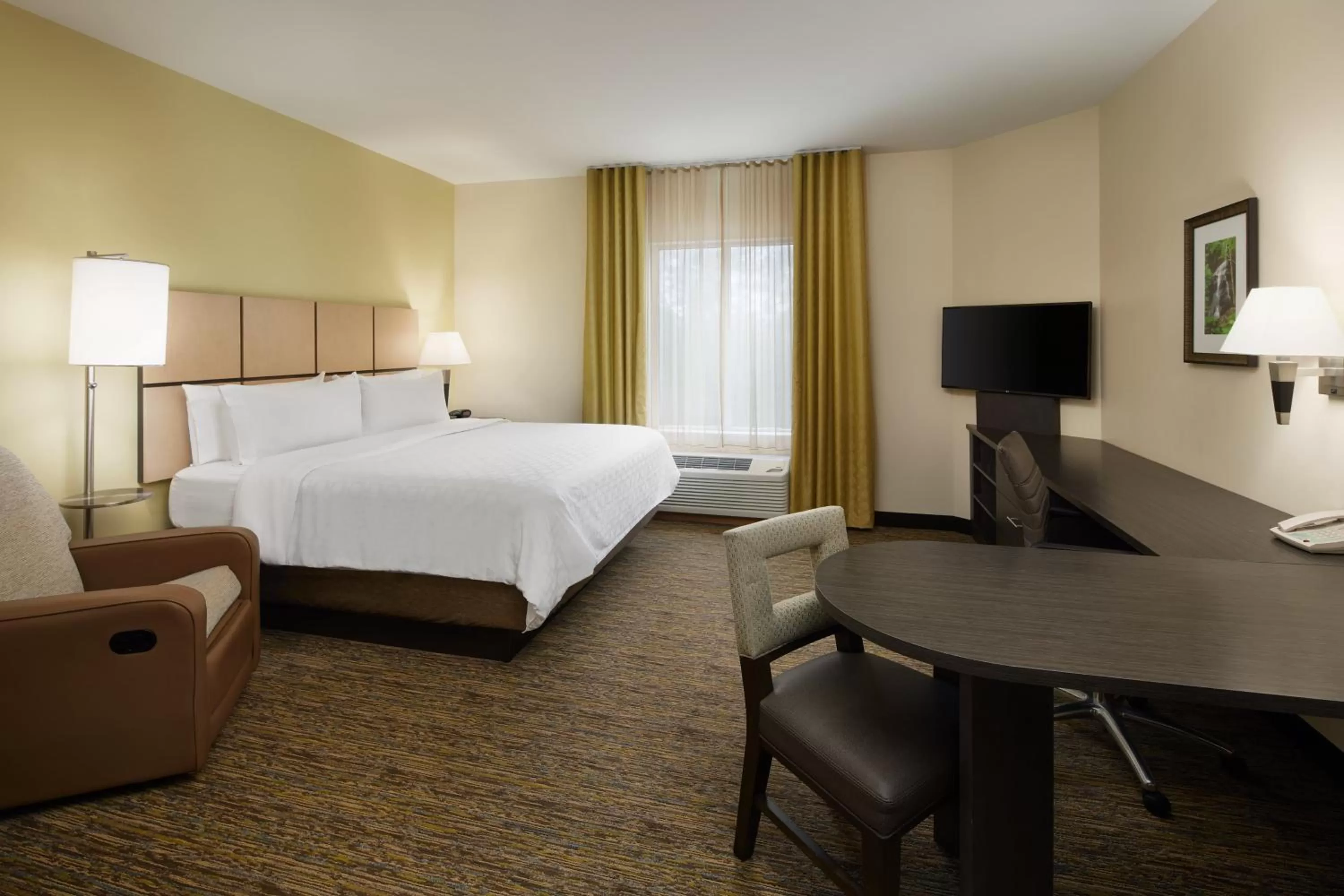 Photo of the whole room, Bed in Candlewood Suites Valdosta Mall by IHG