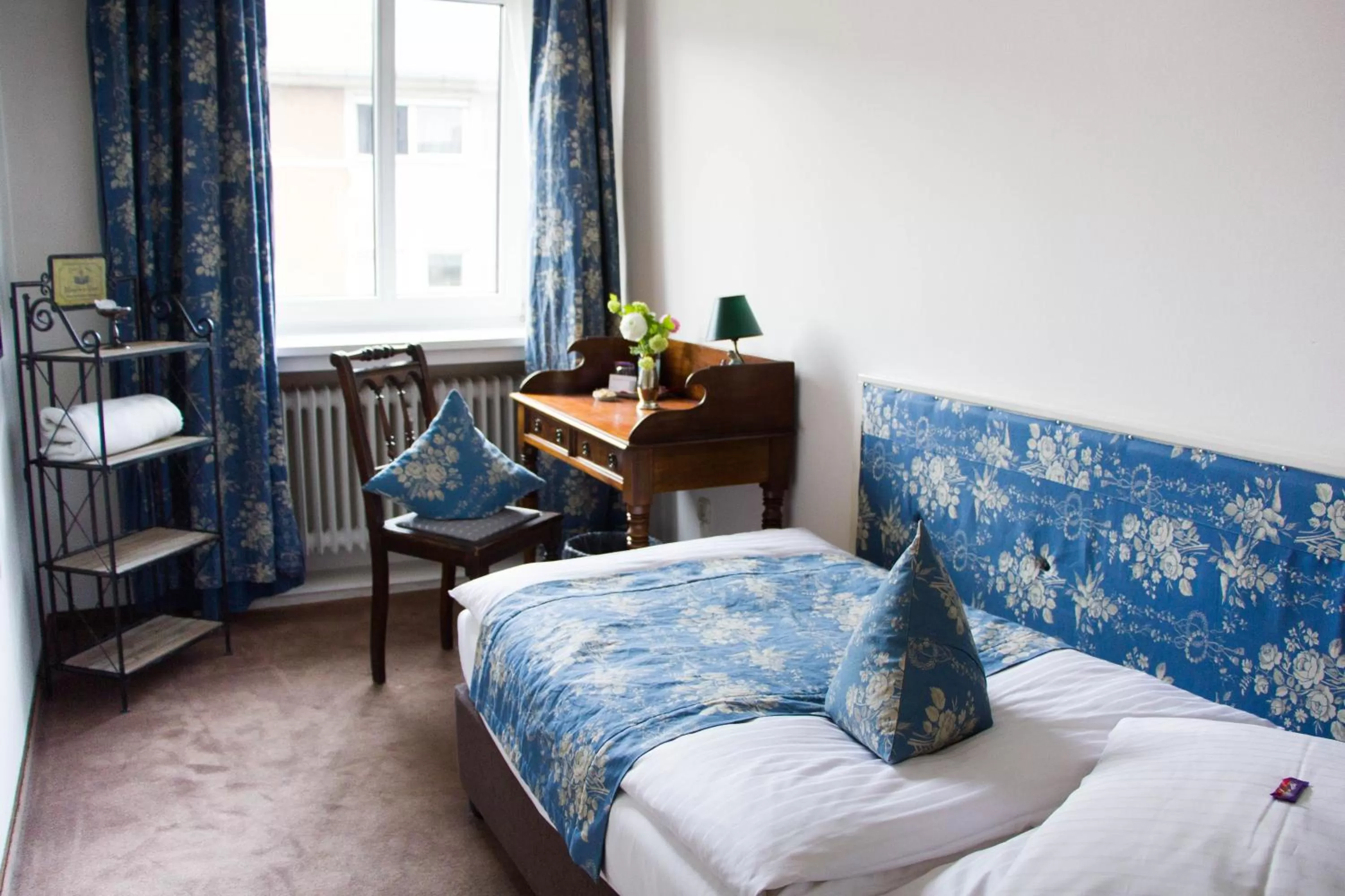 Photo of the whole room, Bed in das HOTEL in München