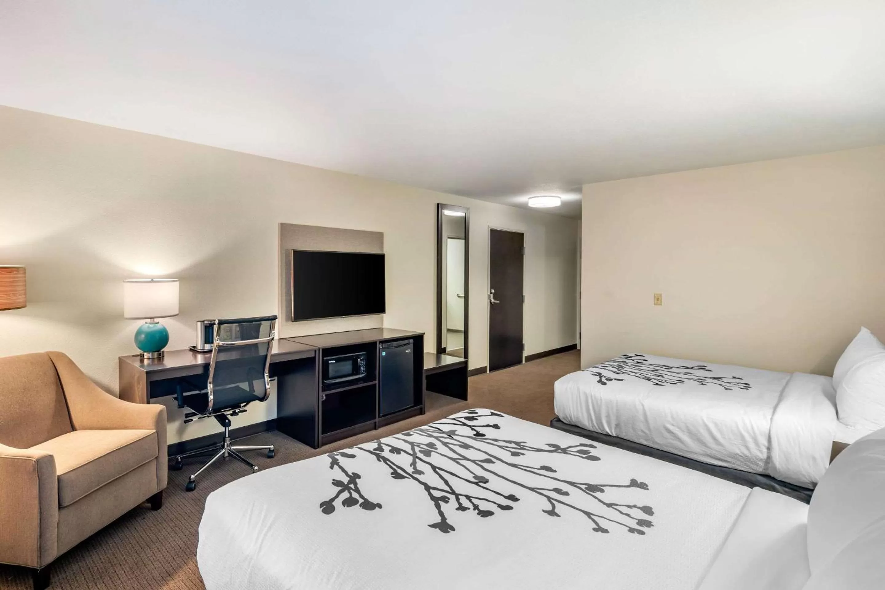 Photo of the whole room, Bed in Sleep Inn Spokane Airport