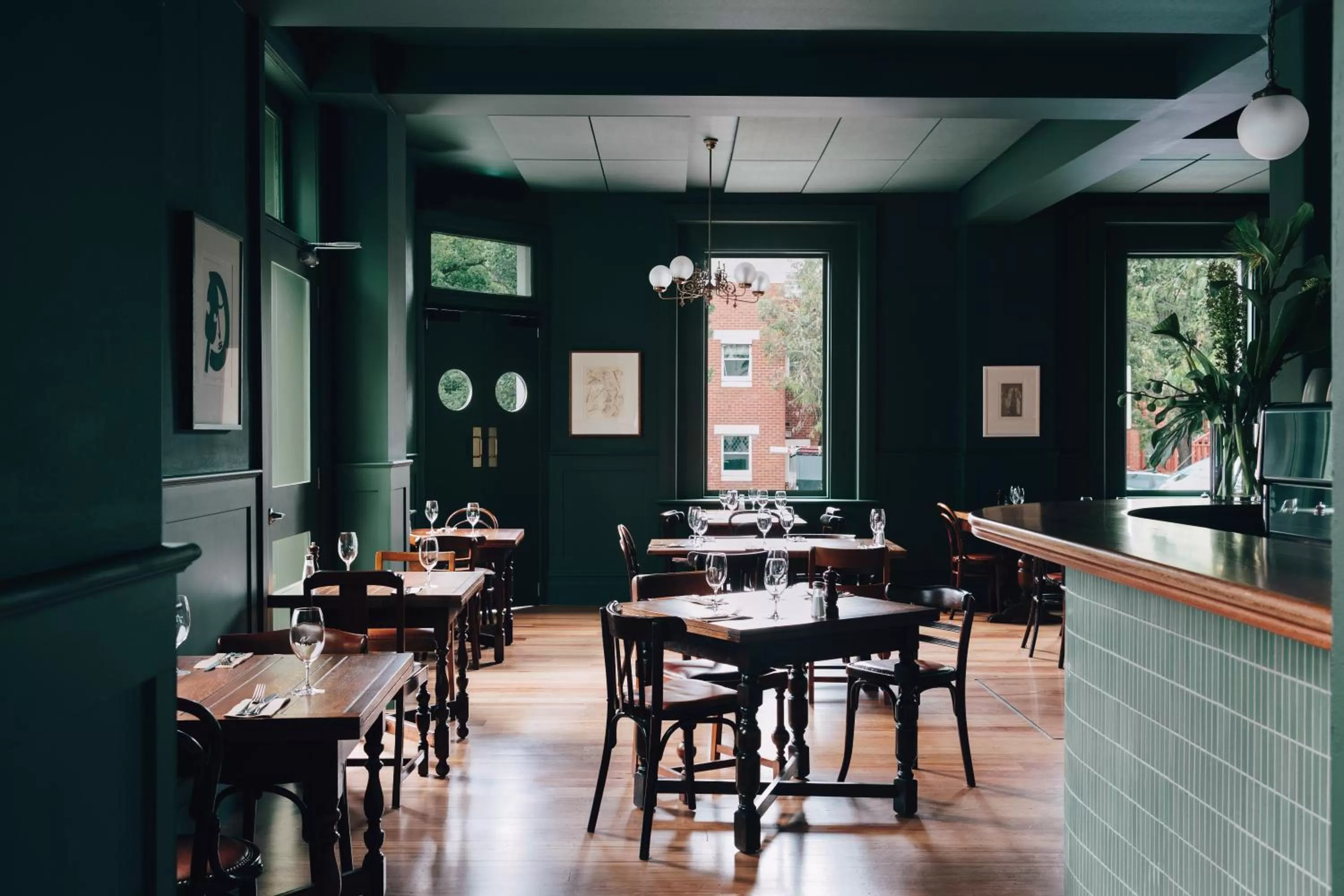 Restaurant/places to eat in Naughtons Hotel