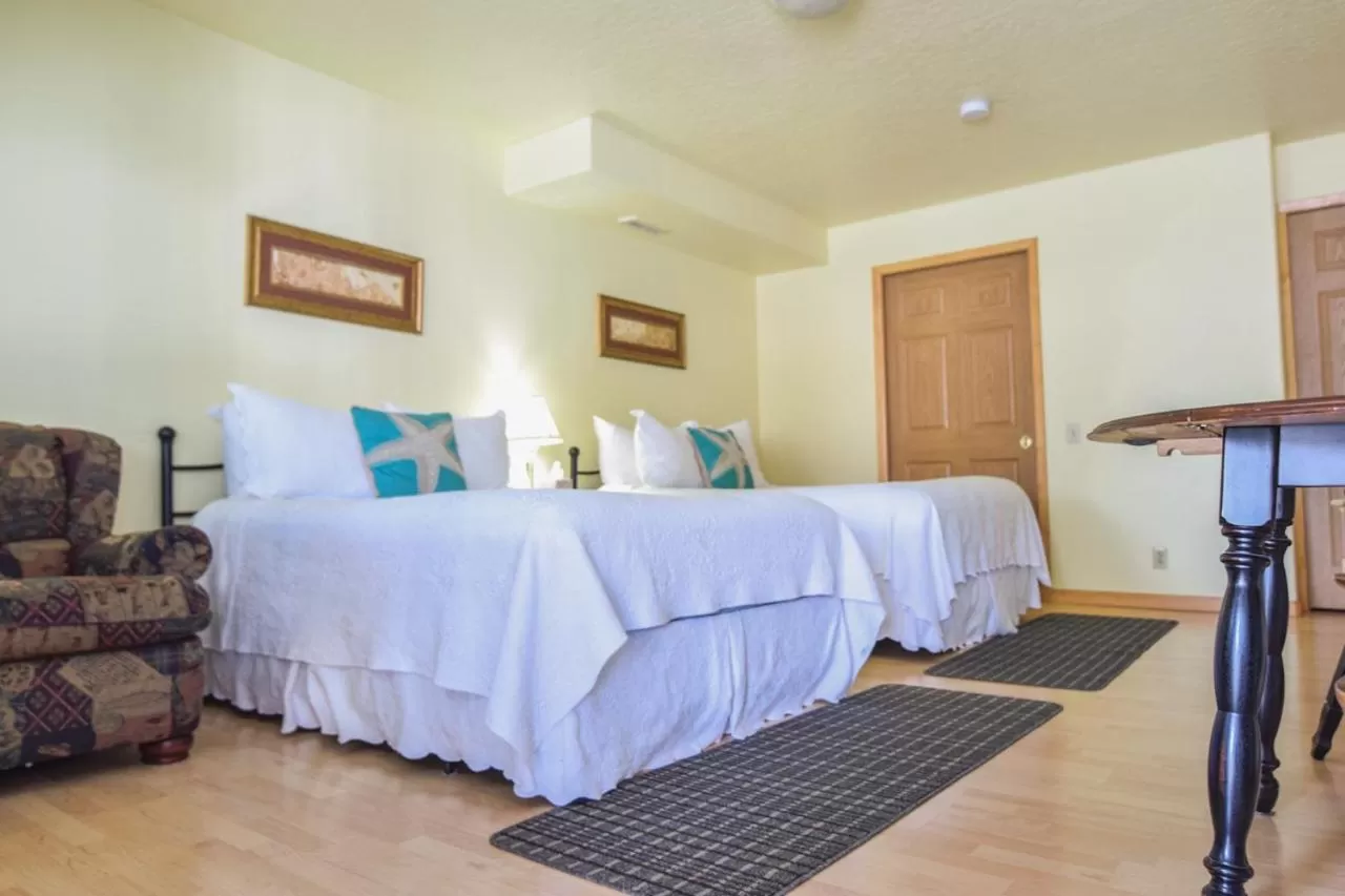 Bed in Sea Treasures Inn