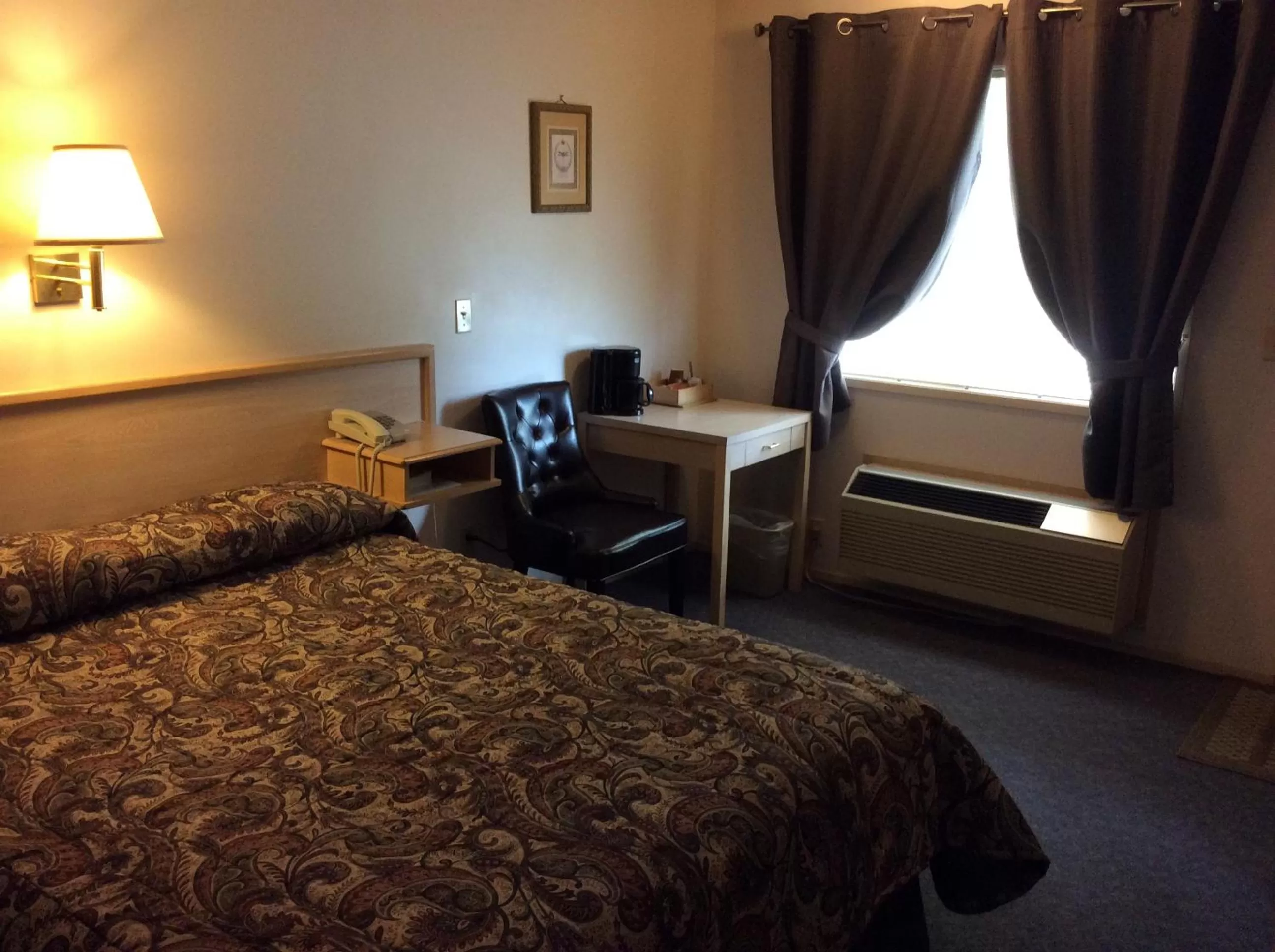 Standard Queen Room in Ace Western Motel