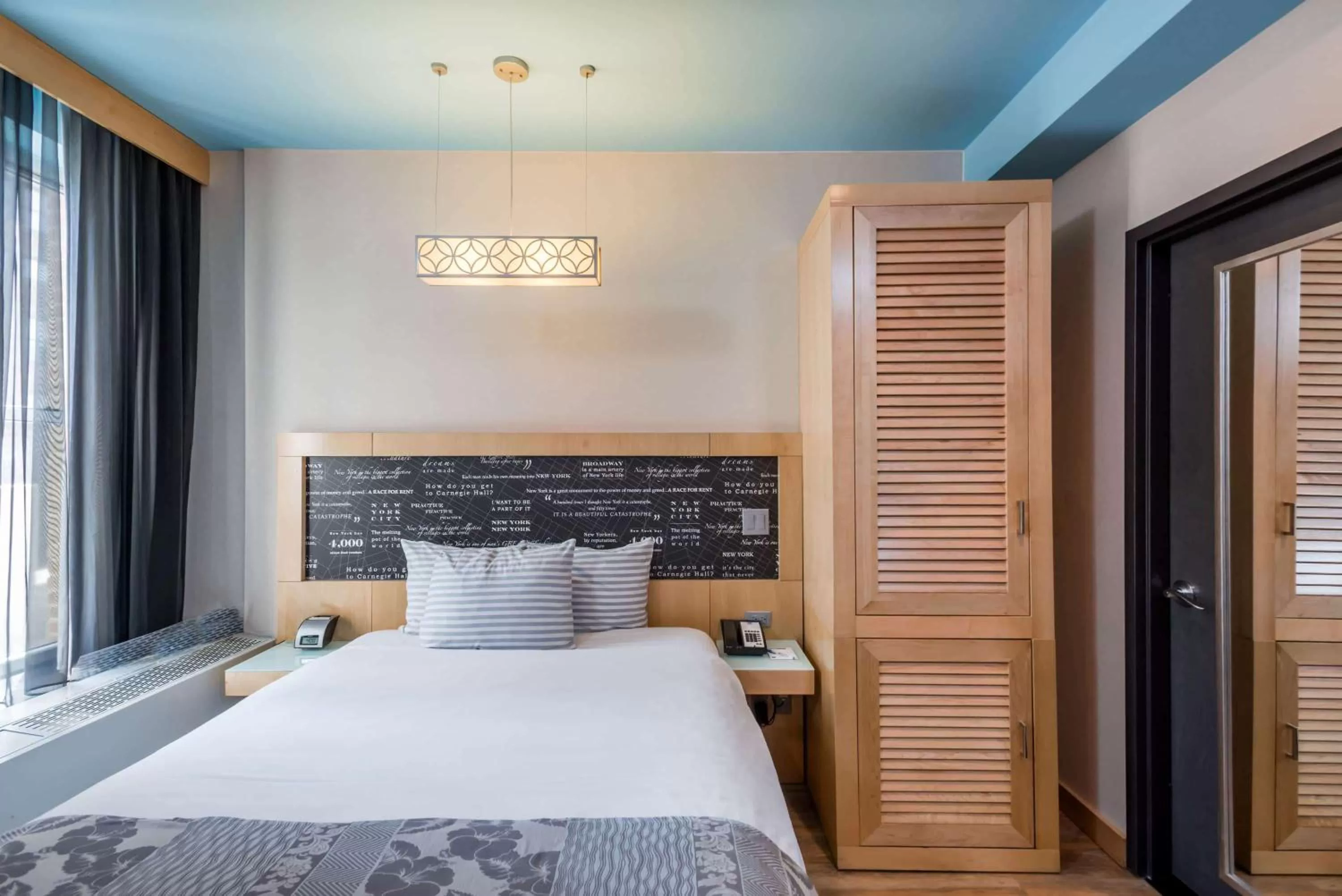 Photo of the whole room, Bed in TRYP by Wyndham New York City Times Square - Midtown