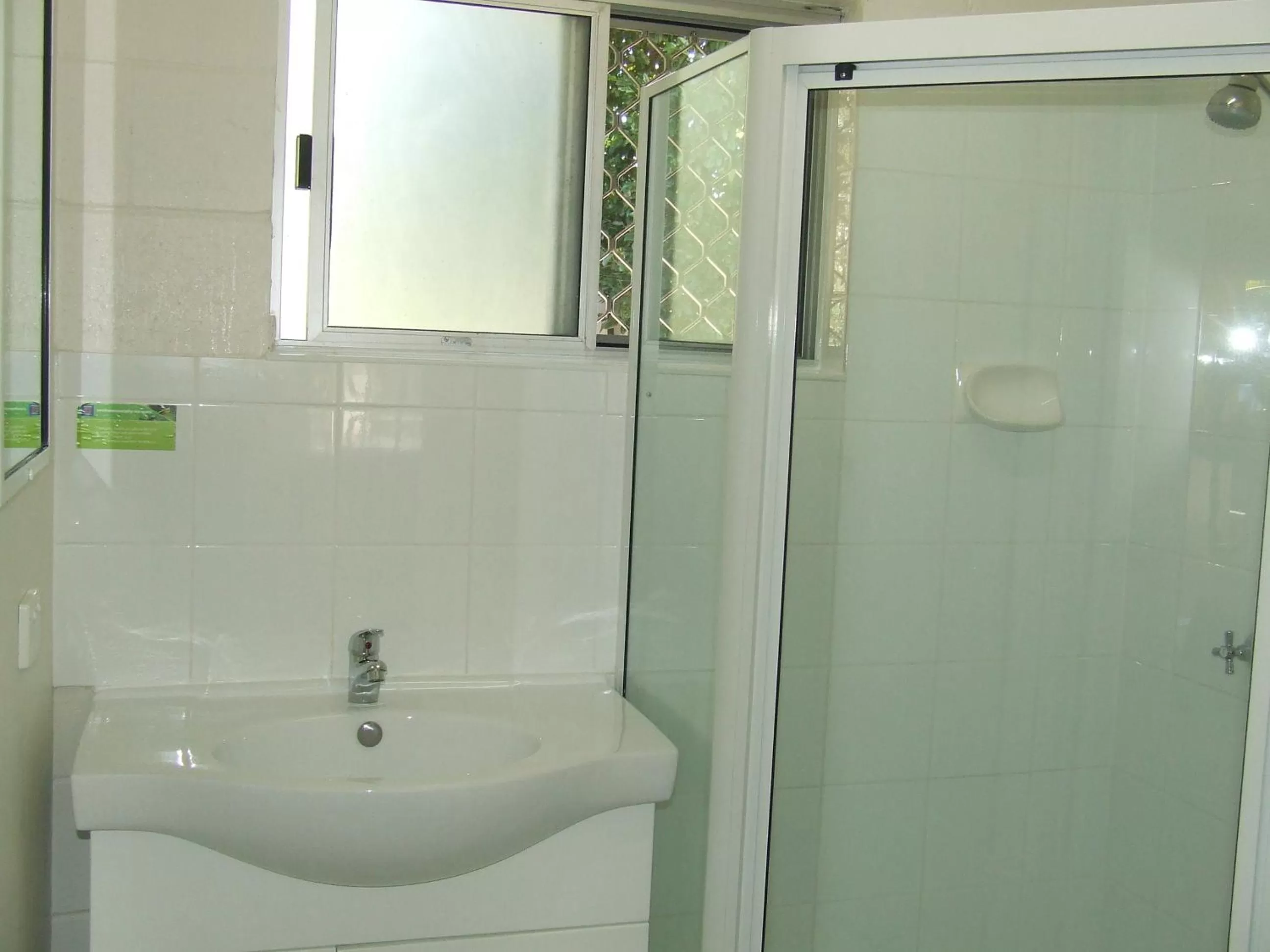 Shower in Mango Tree Motel