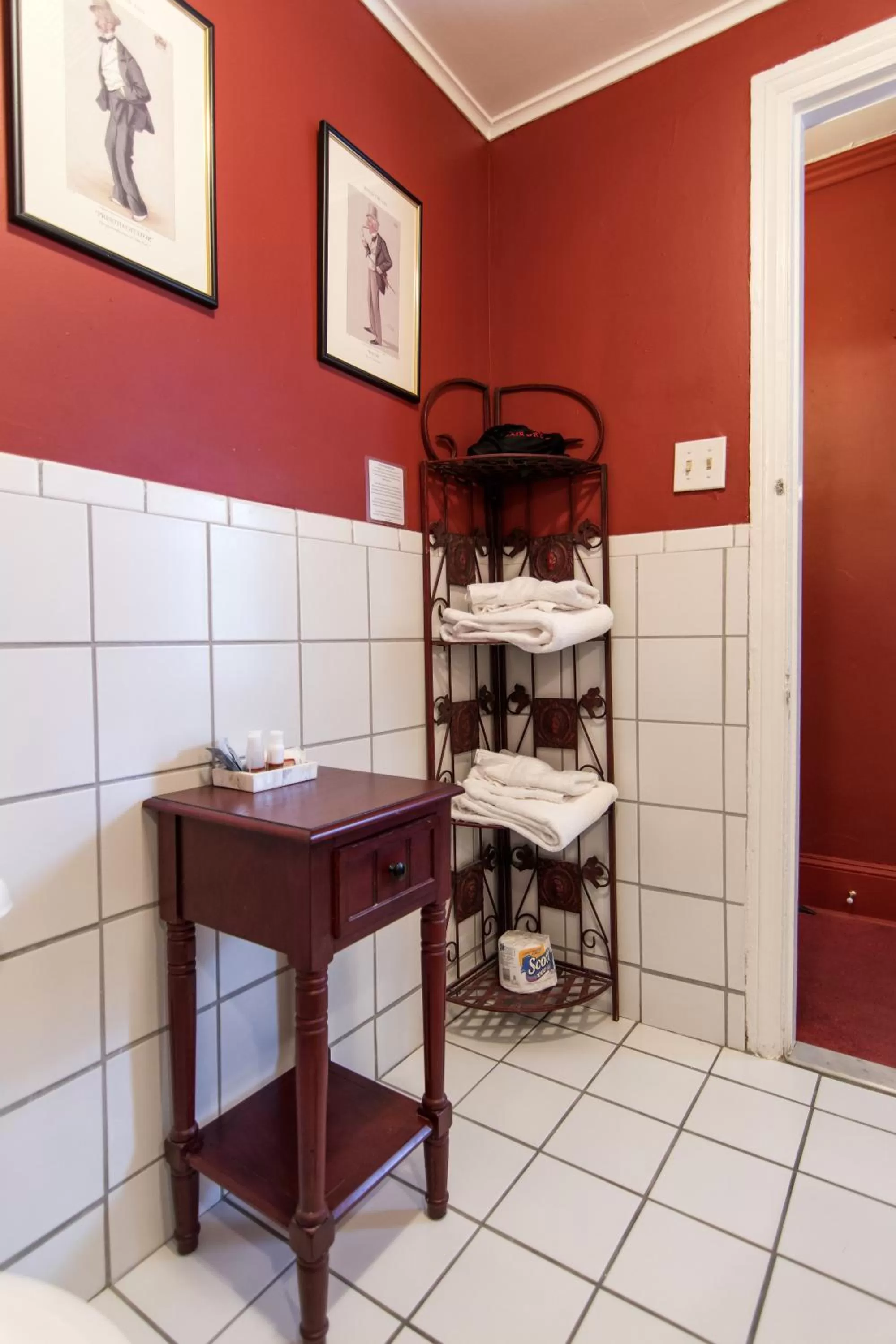 Bathroom, Kitchen/Kitchenette in La Reserve Bed and Breakfast