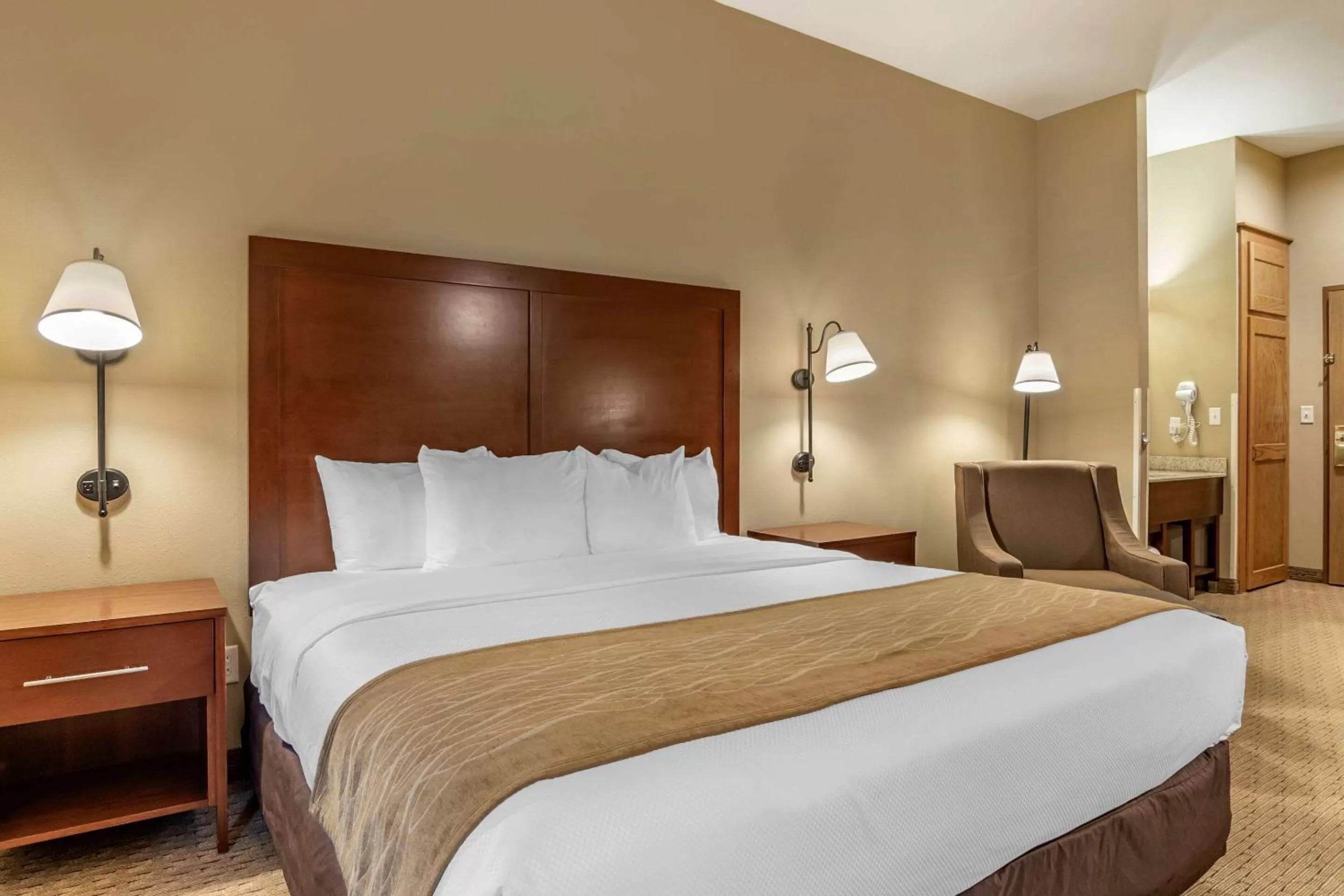 Photo of the whole room, Bed in Comfort Inn Warrensburg Station