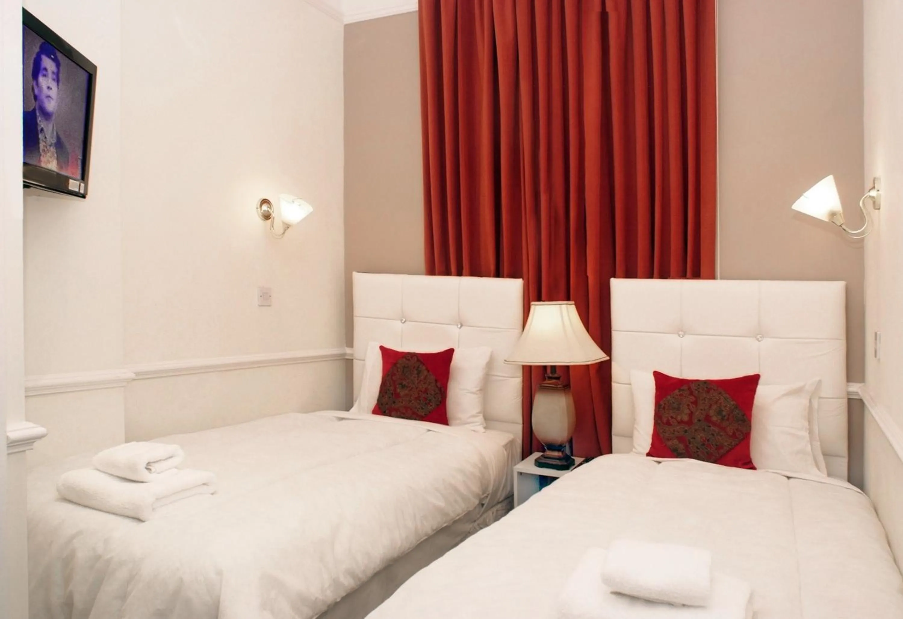 Twin Room in Classic Hyde Park Hotel