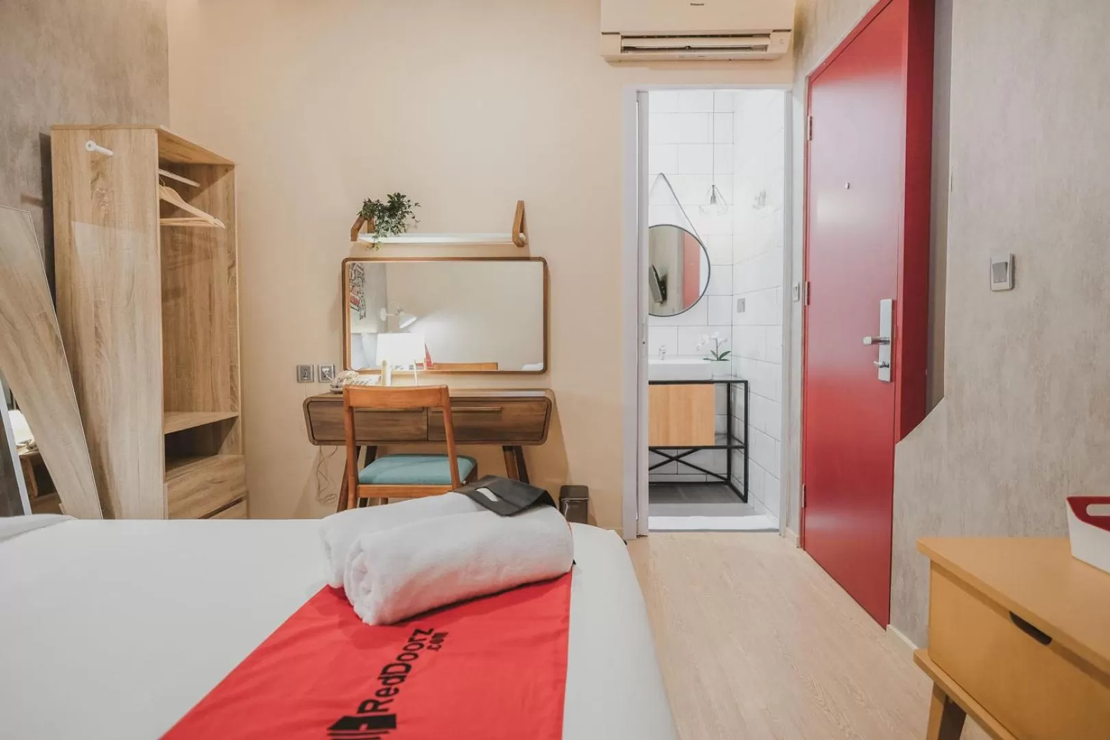 Bedroom, Bed in RedDoorz Plus @ Thamrin