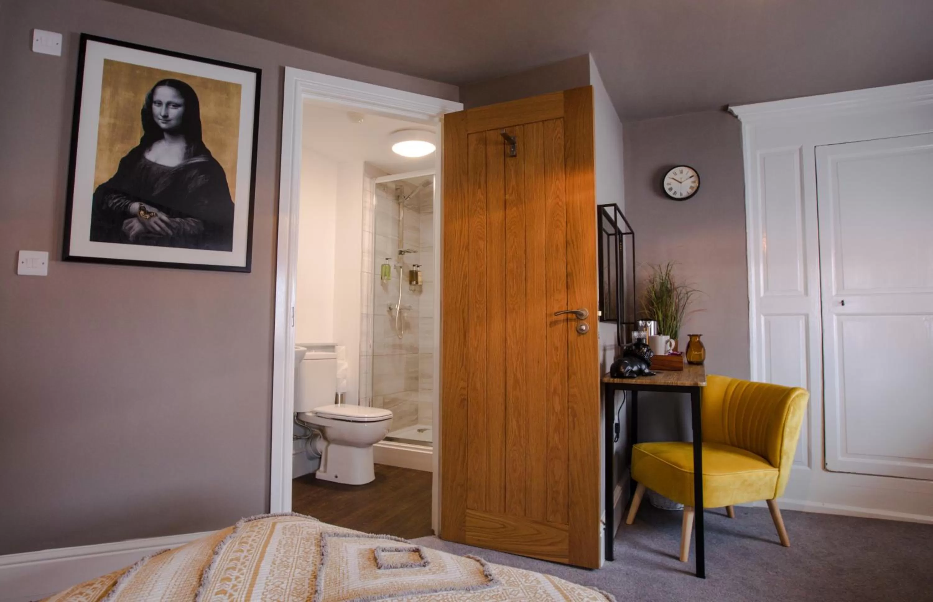 The Wheatsheaf Pub, Kitchen & Rooms