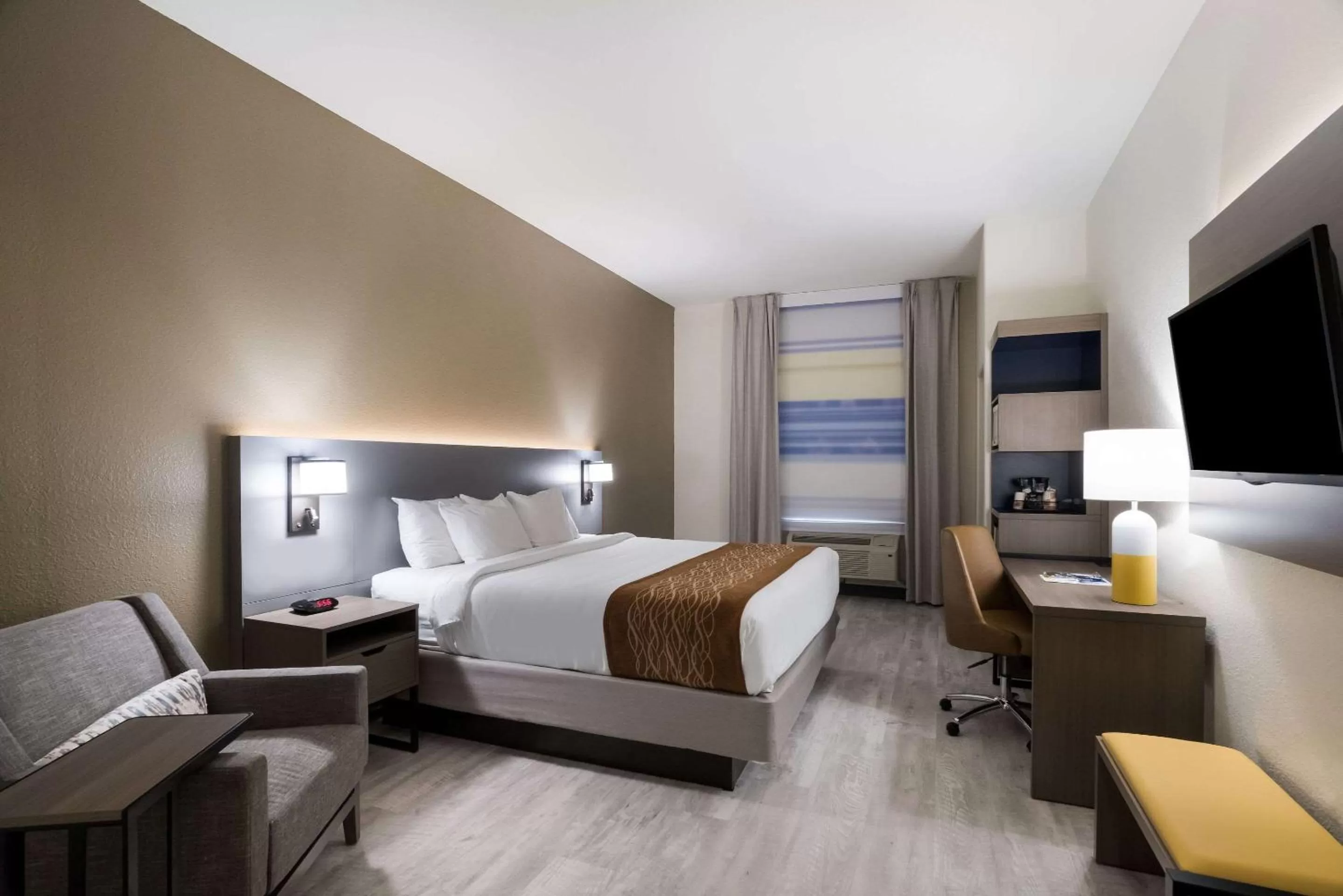 Bedroom, Bed in Comfort Inn & Suites Victoria North