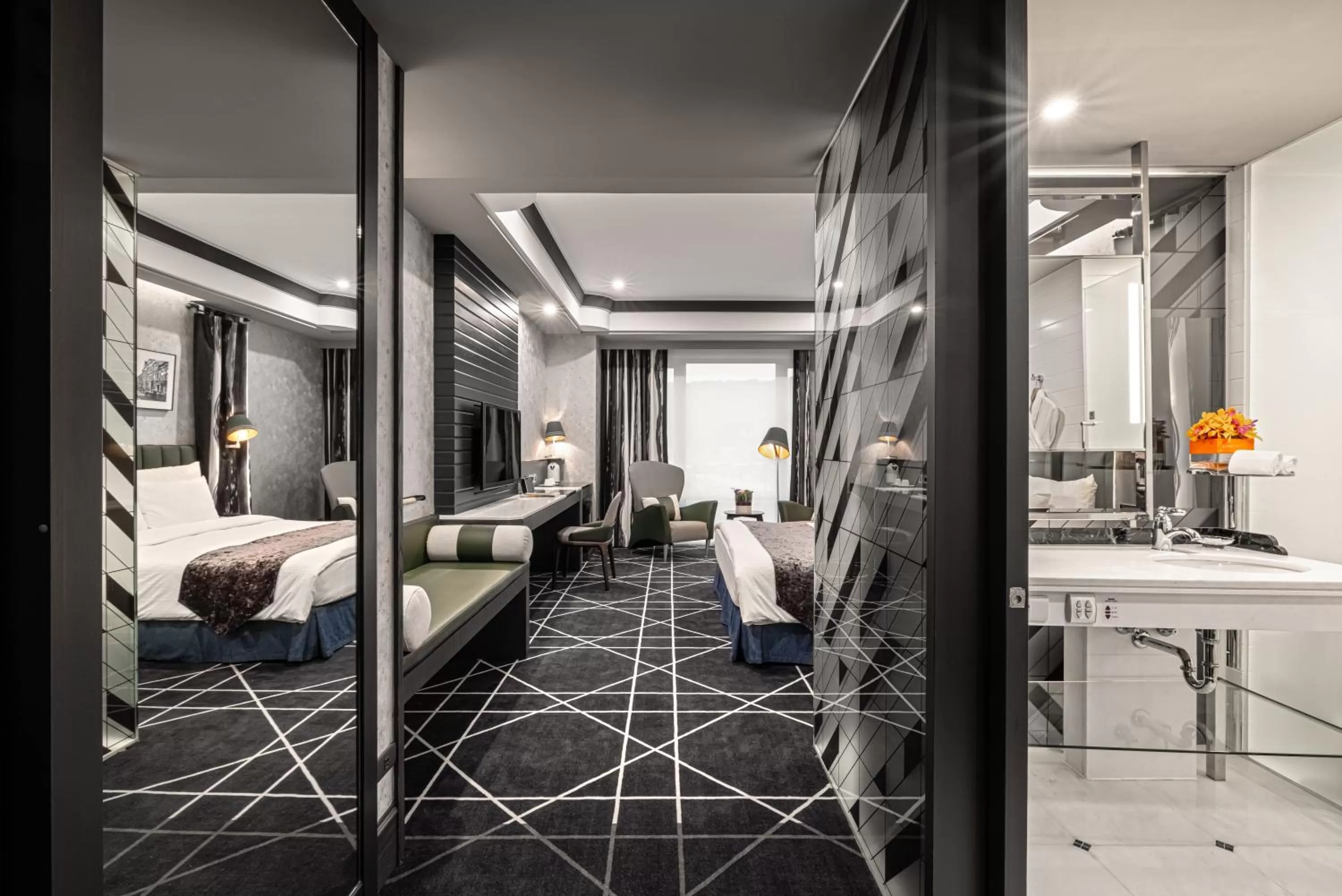 Photo of the whole room, Bed in Grand Victoria Hotel