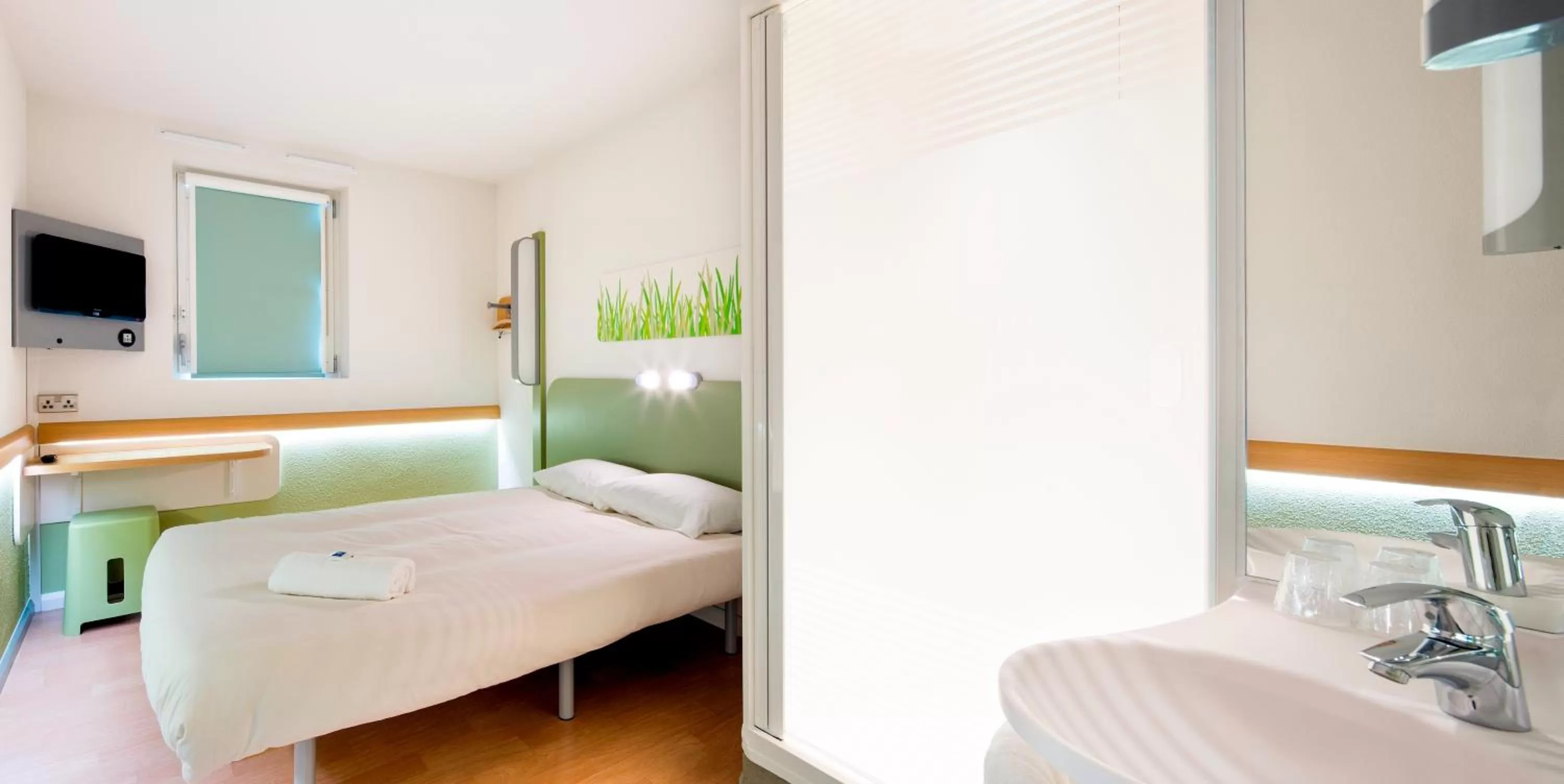 Bedroom, Bed in ibis budget Manchester Salford Quays