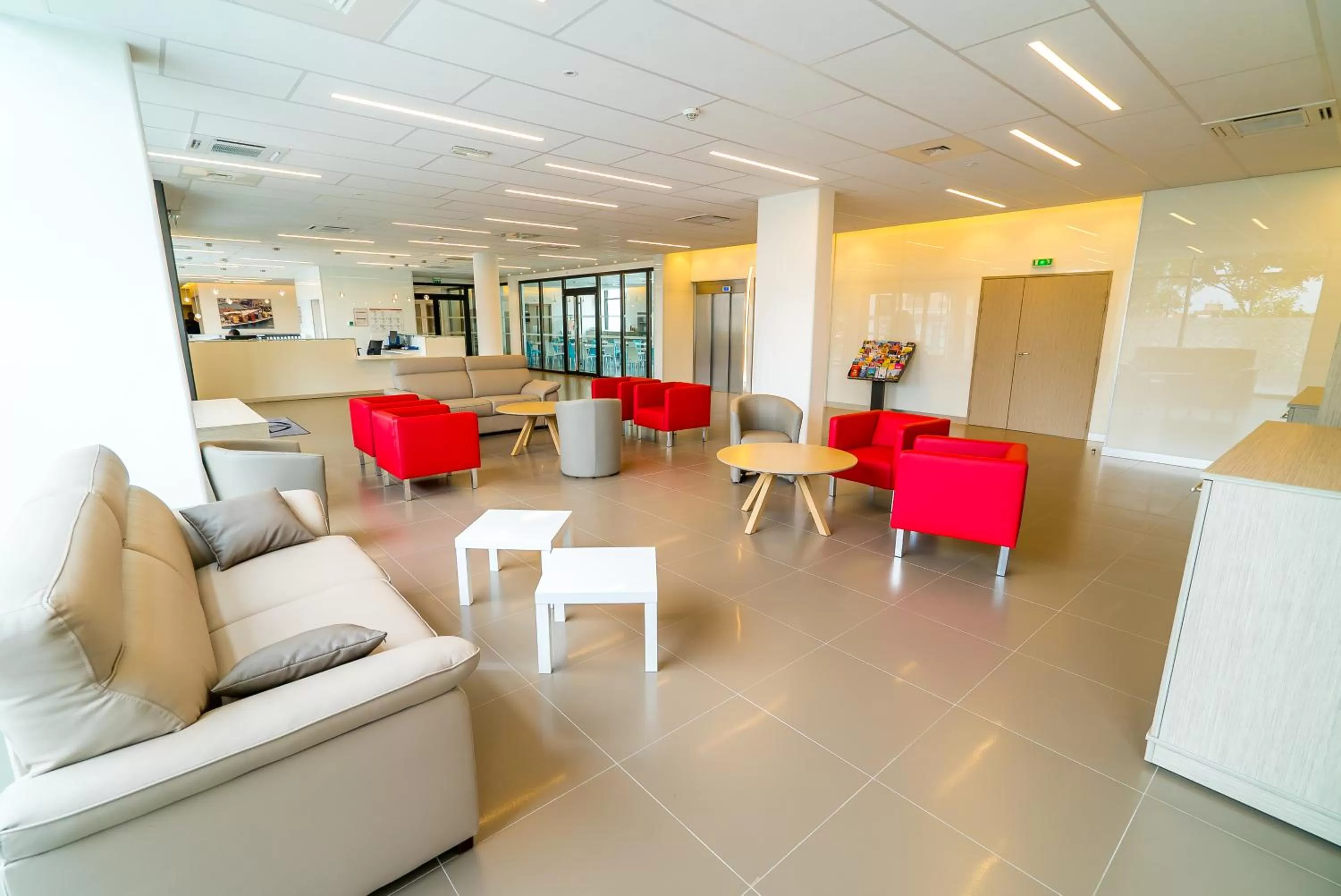 Lobby or reception in All Suites Appart Hôtel - Choisy-le-Roi