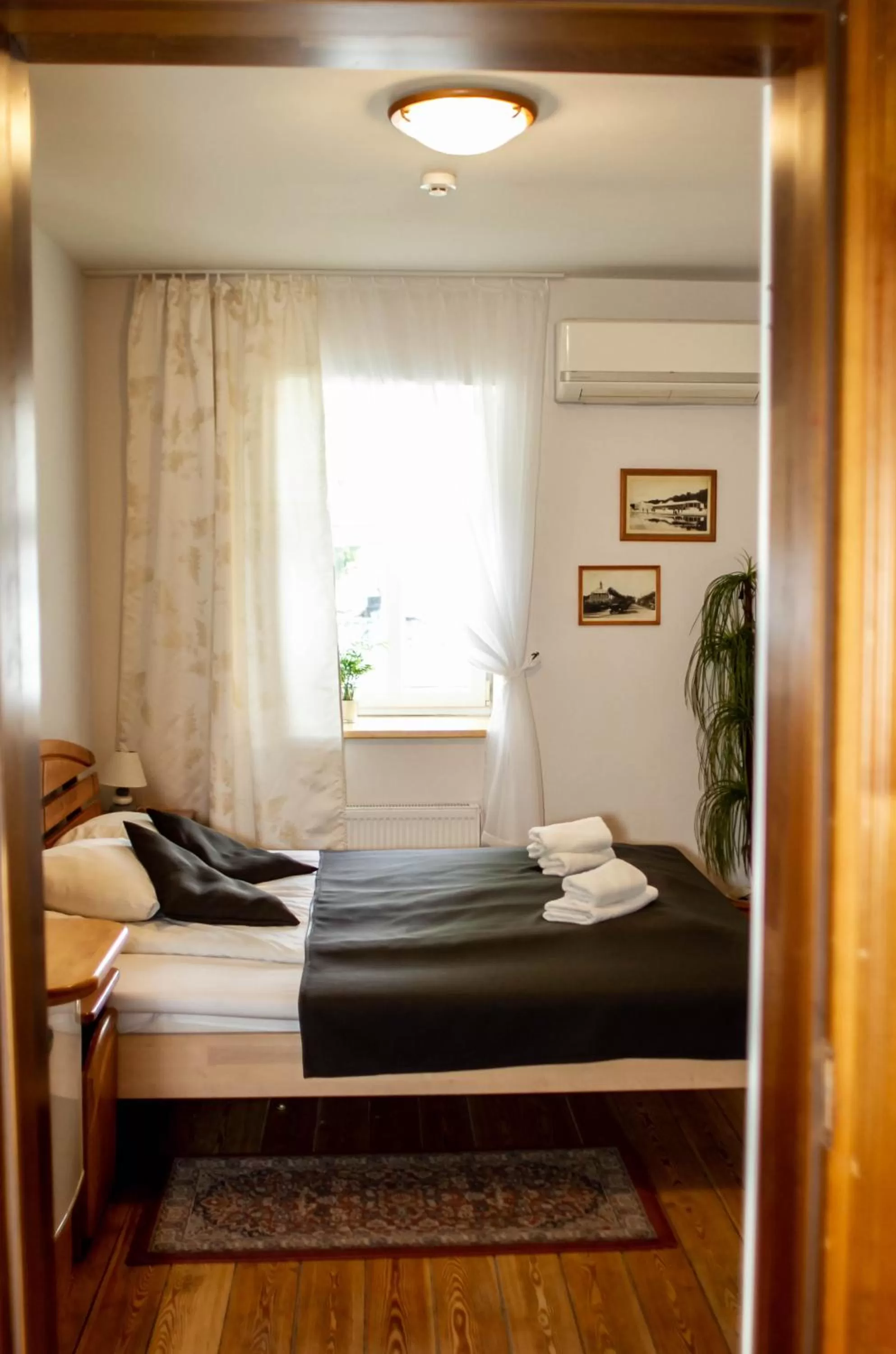 Photo of the whole room, Bed in Sunset Hotel