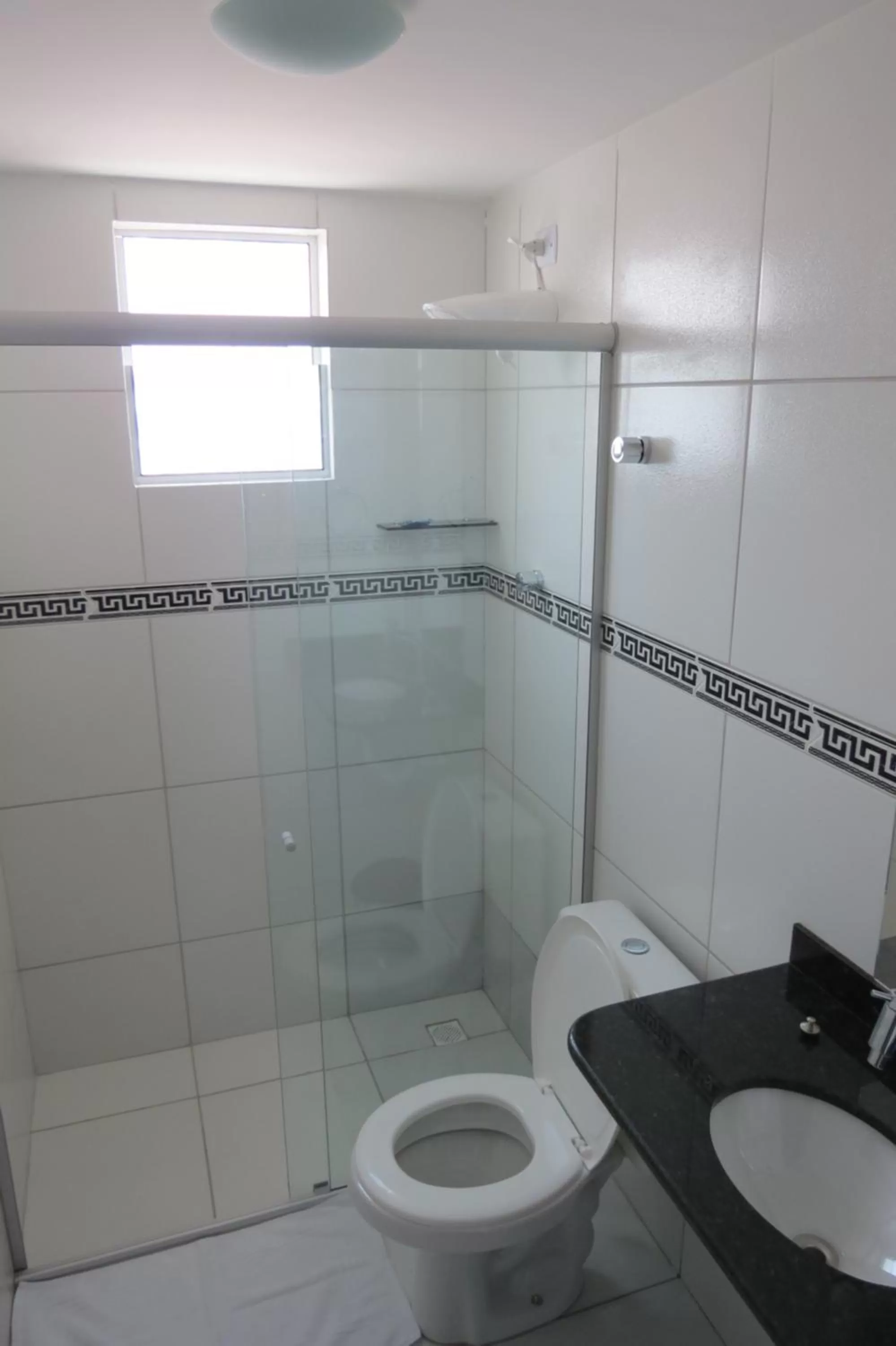 Shower, Bathroom in Tirol Praia Hotel