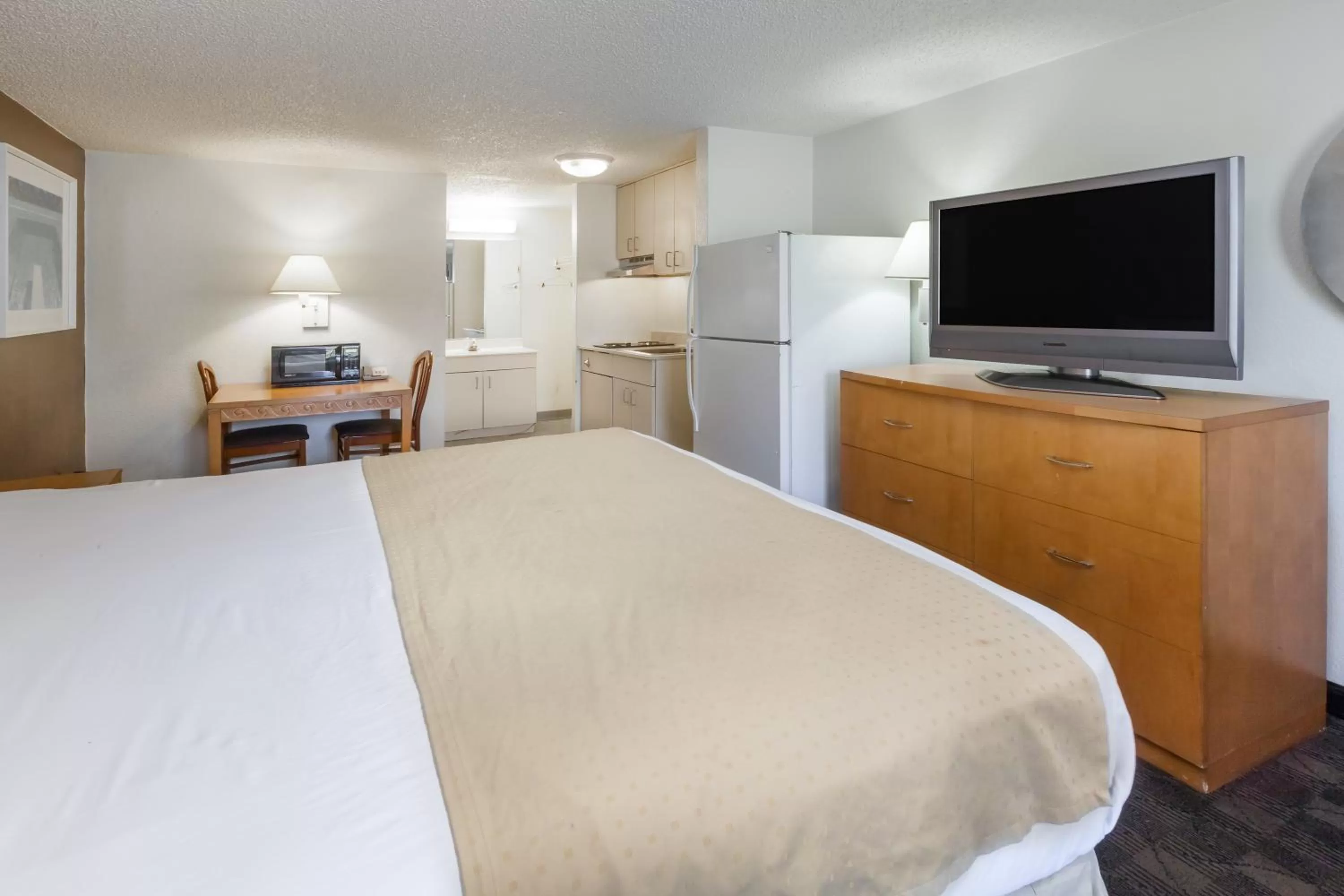 Photo of the whole room, Bed in Knights Inn Flint