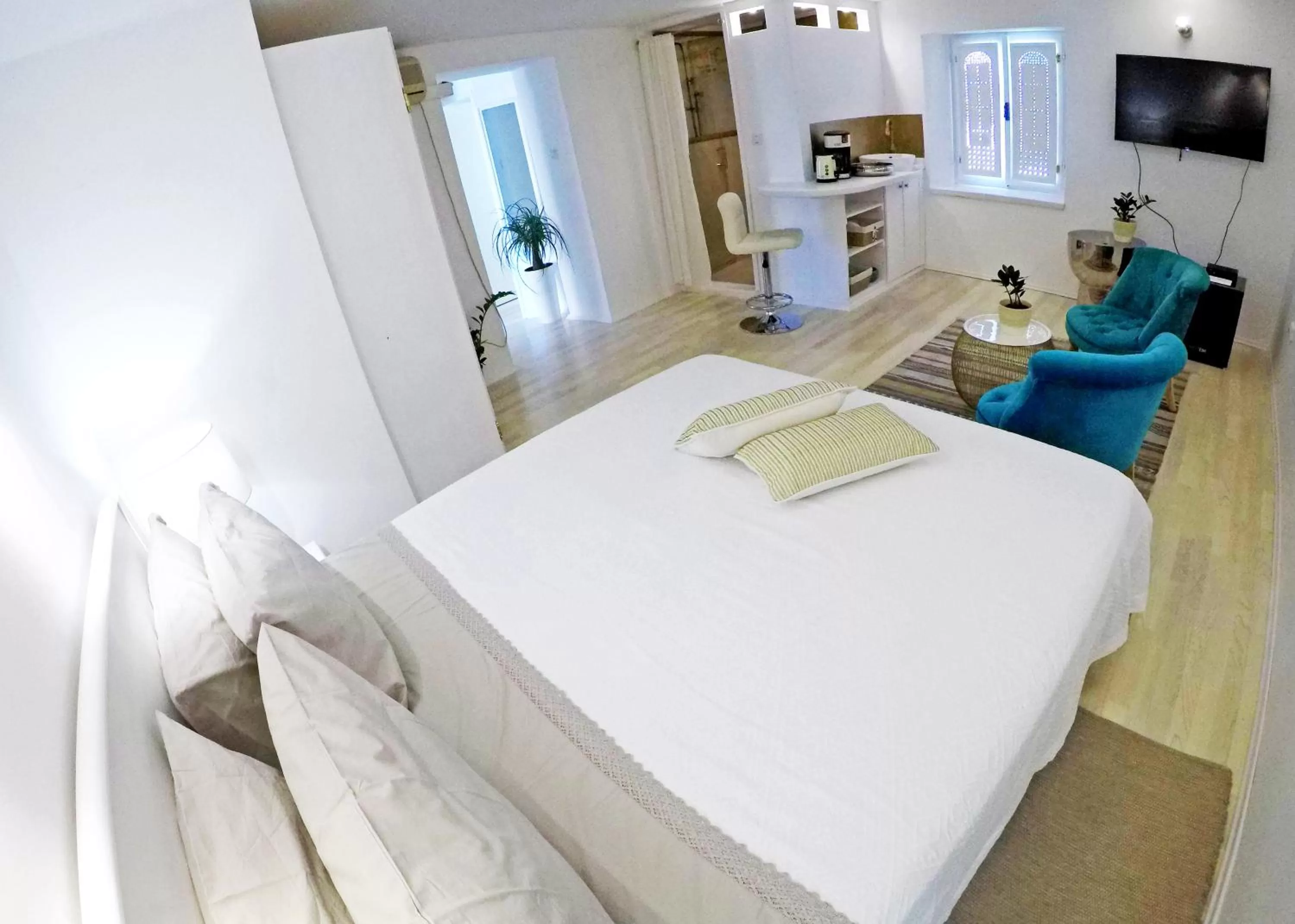 Shower, Bed in Swan City Apartment & Room
