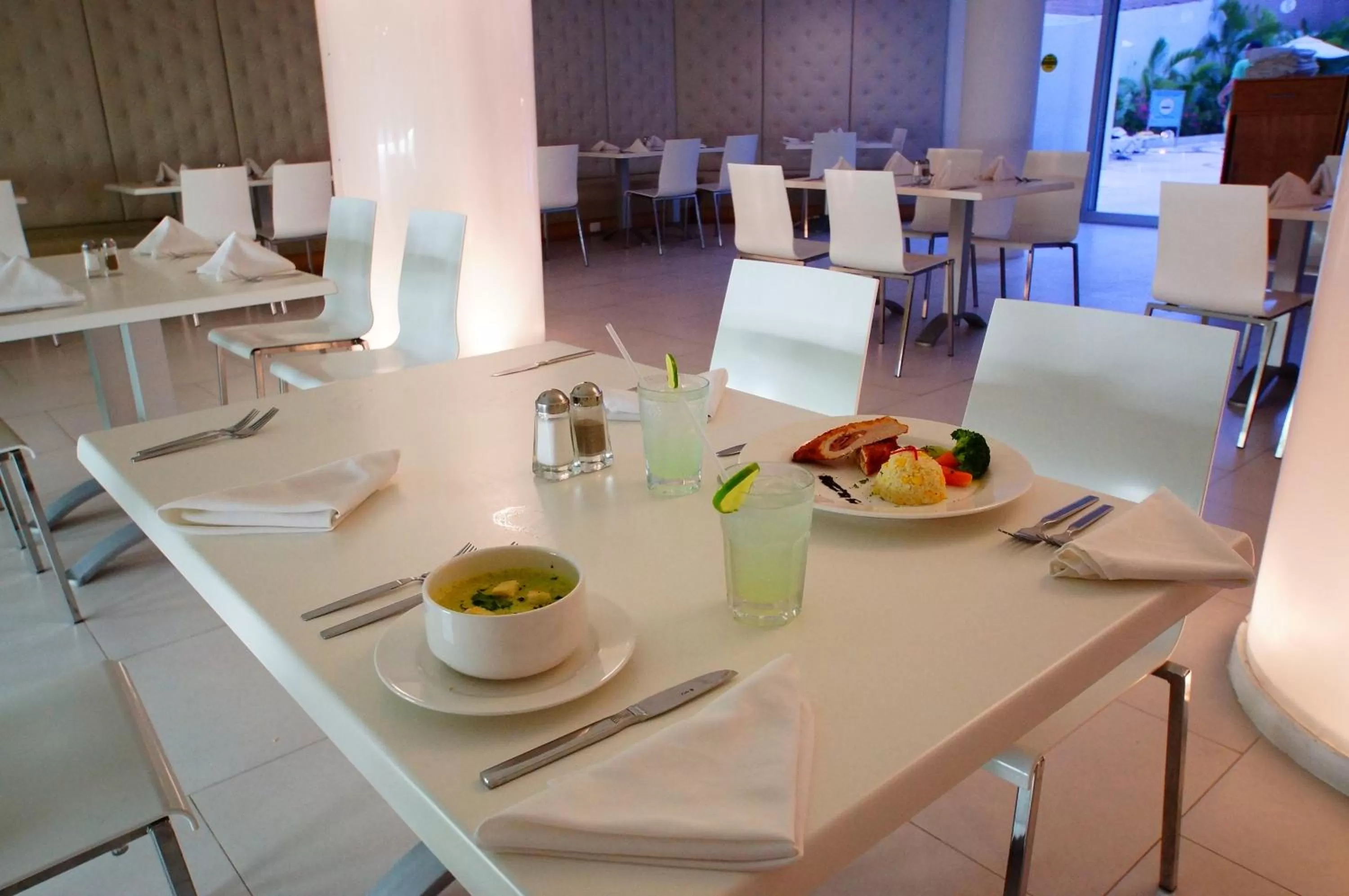 Restaurant/places to eat in Adhara Express