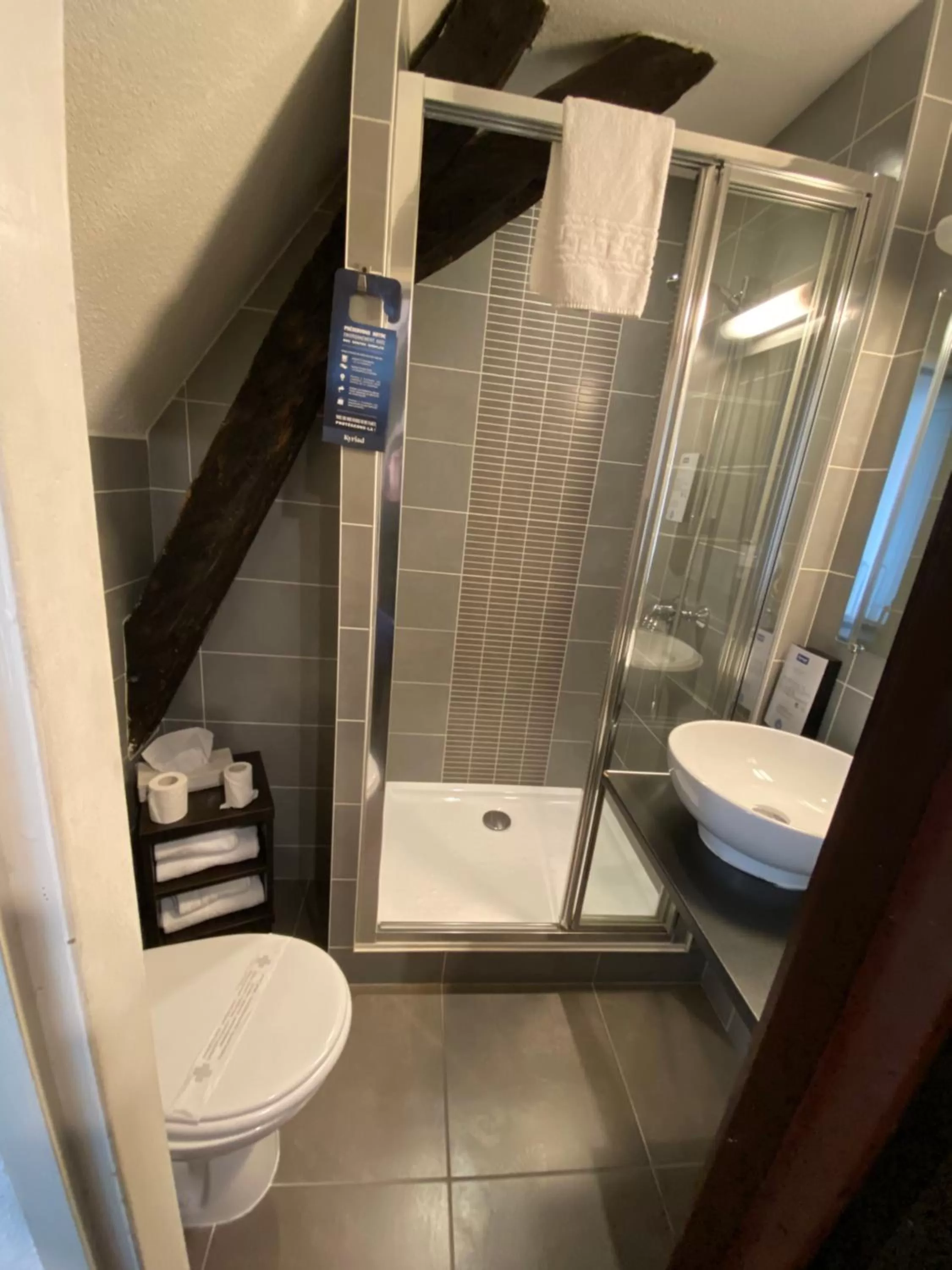 Bathroom in Kyriad Chalon-Sur-Saone Centre