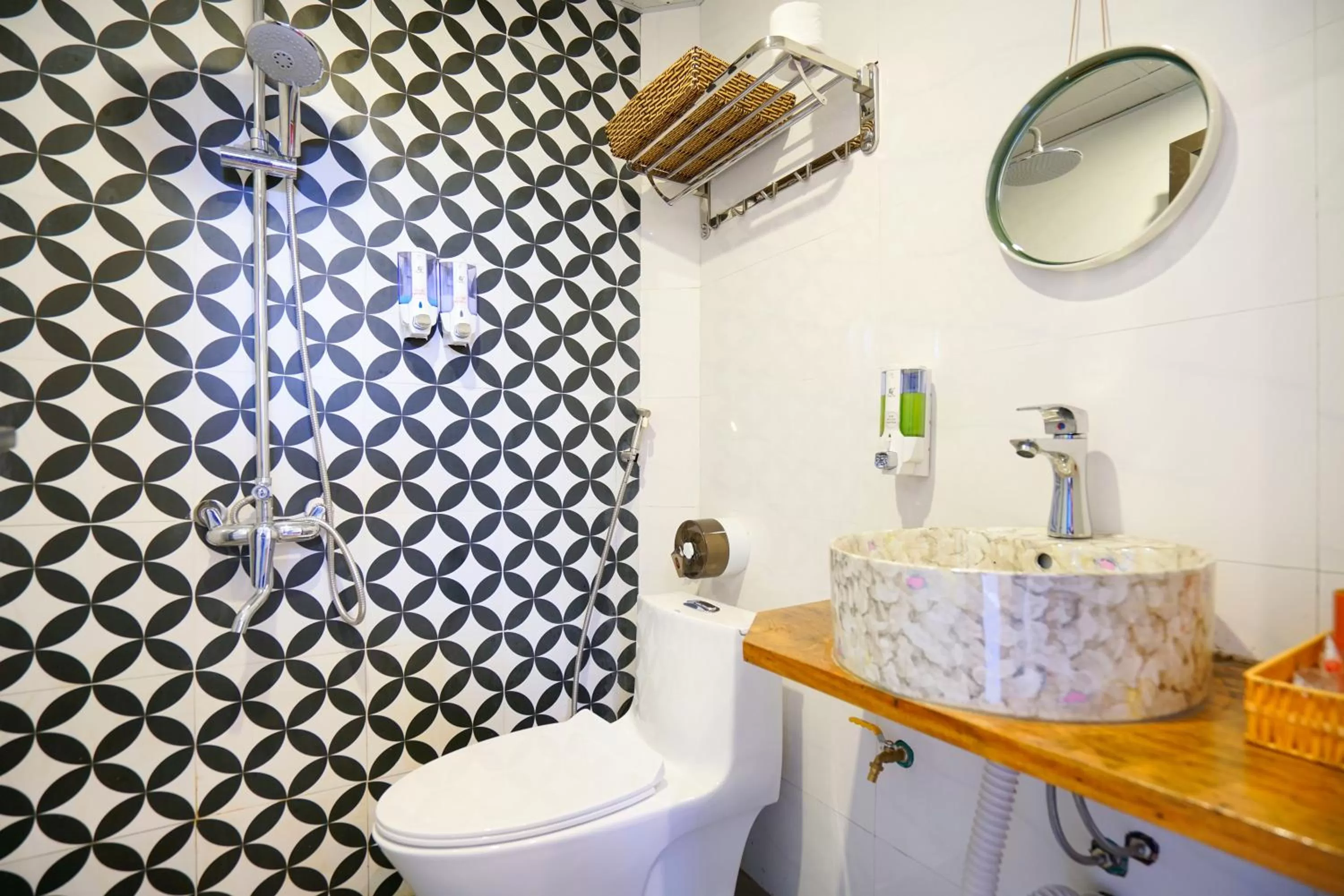 Shower in Halong bay Almorhome