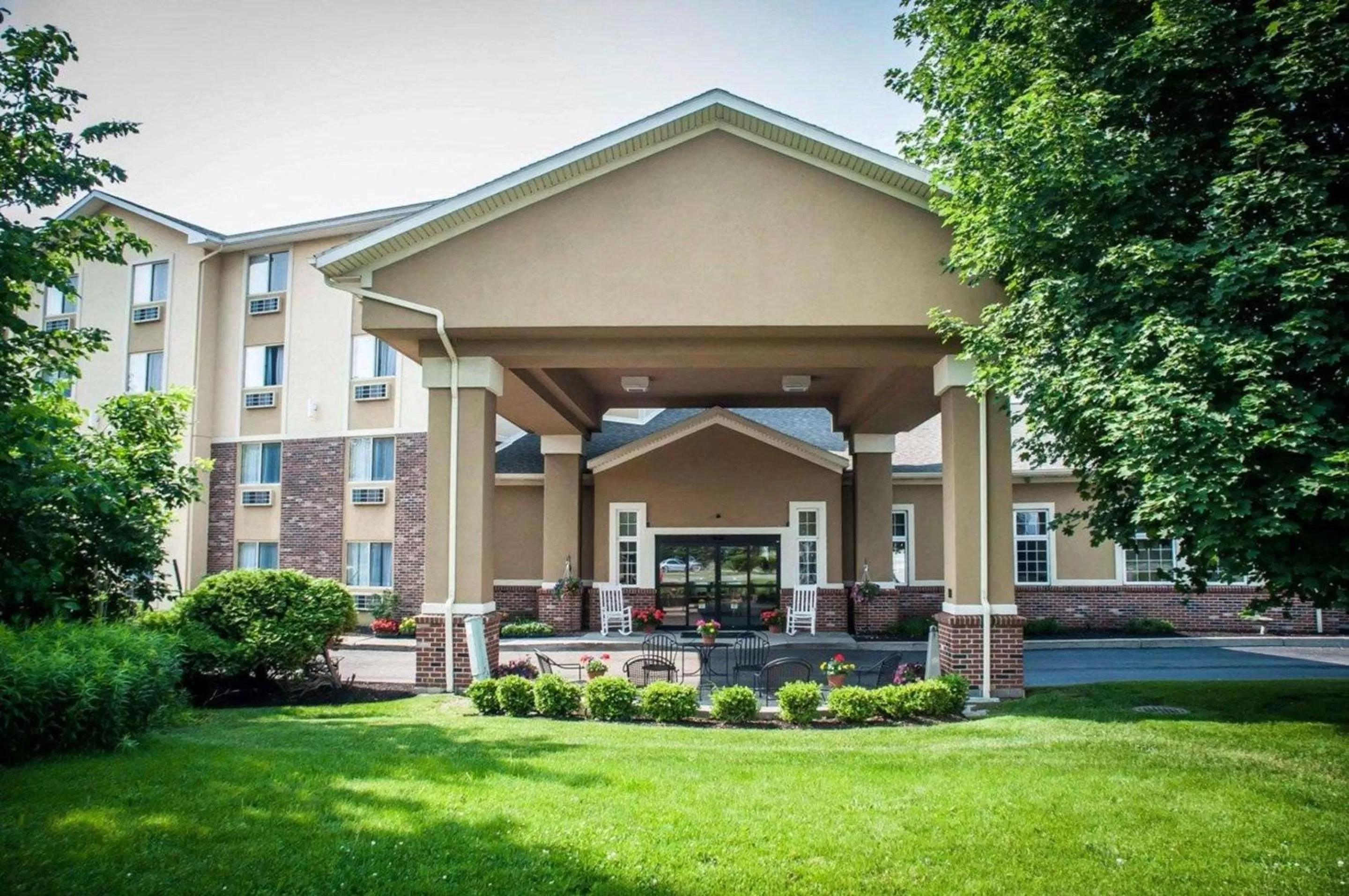 Property building in Comfort Inn University