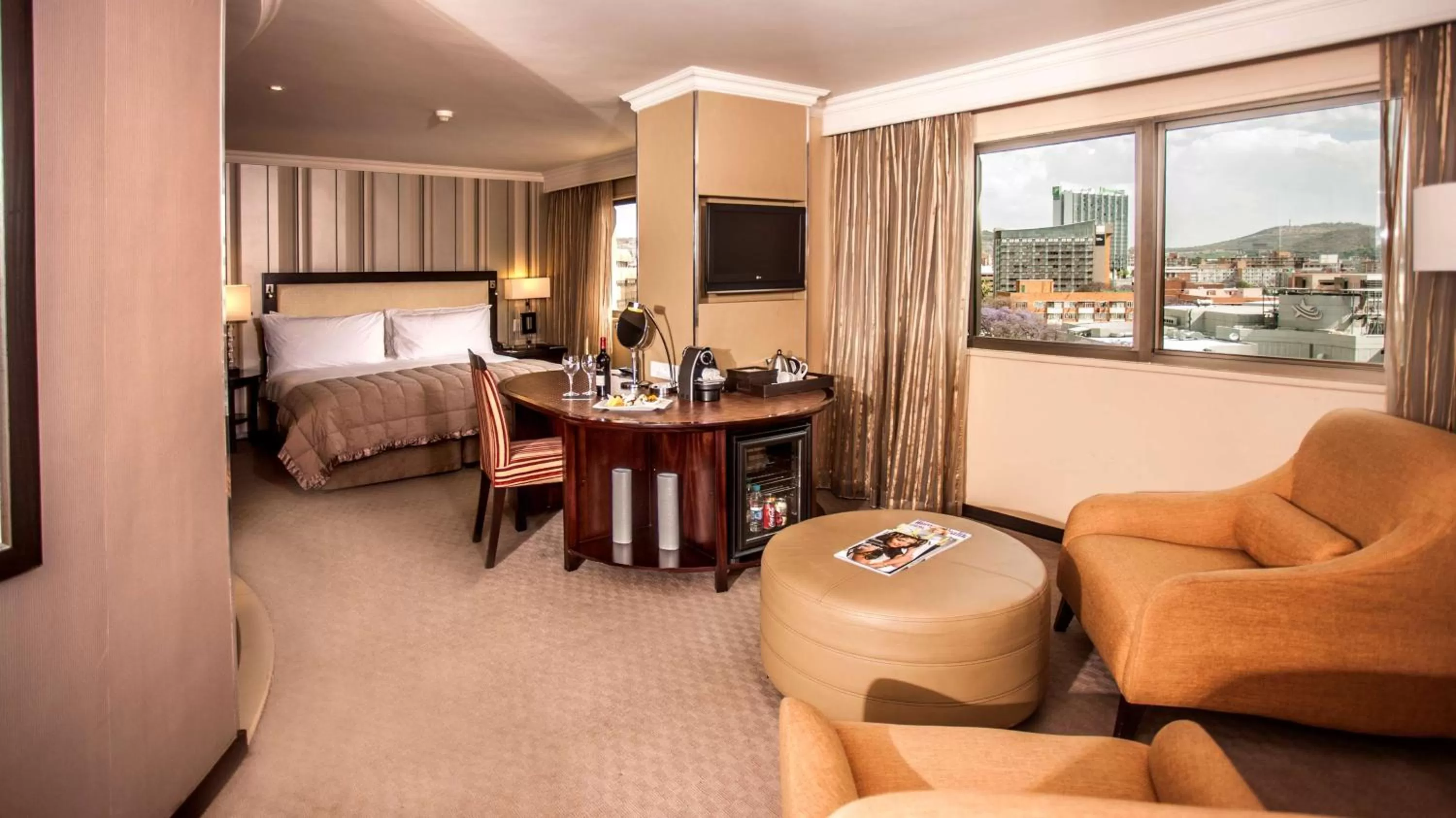 Photo of the whole room, Bed in Southern Sun Pretoria