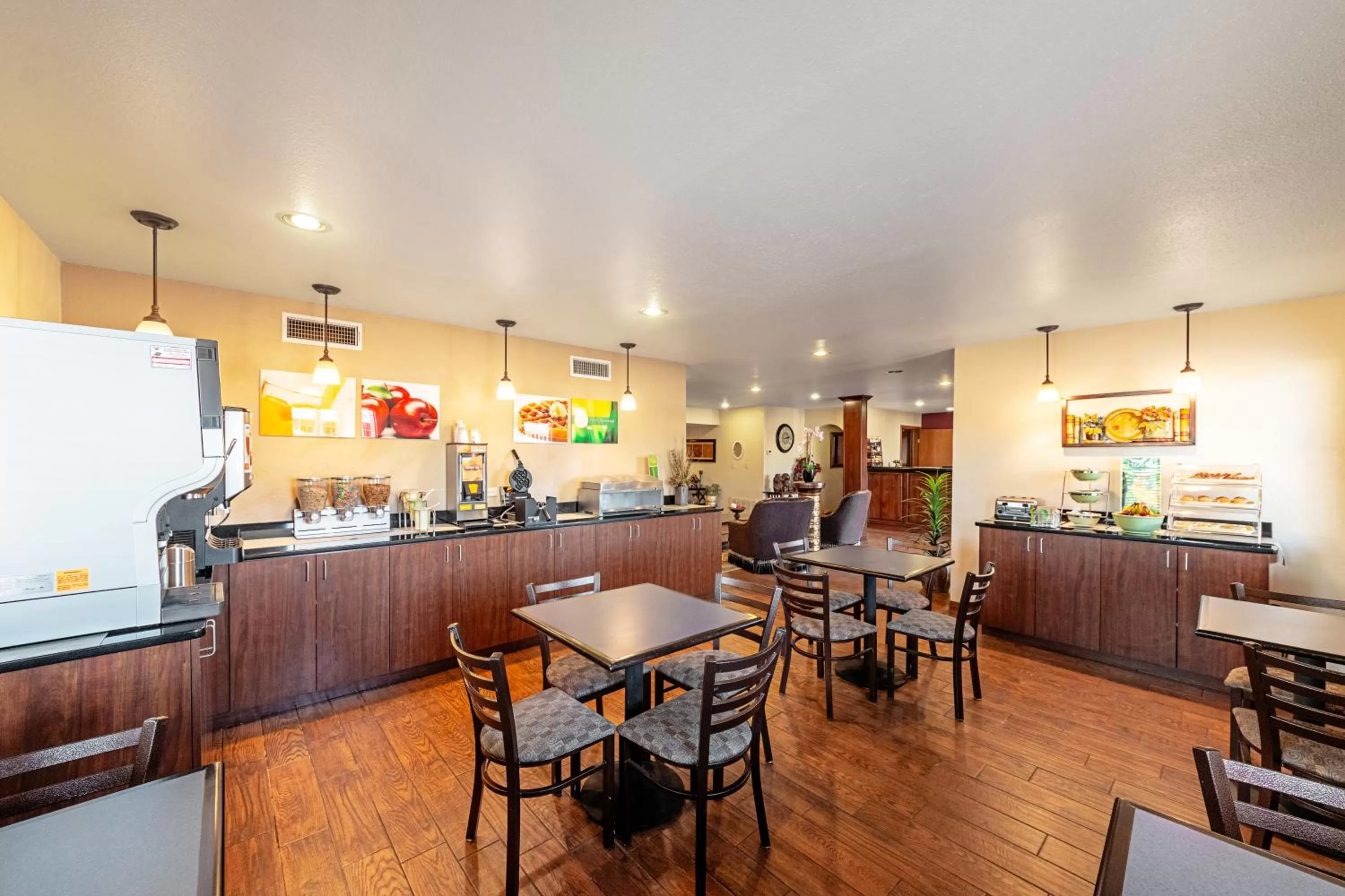 Dining area in Quality Inn Three Rivers
