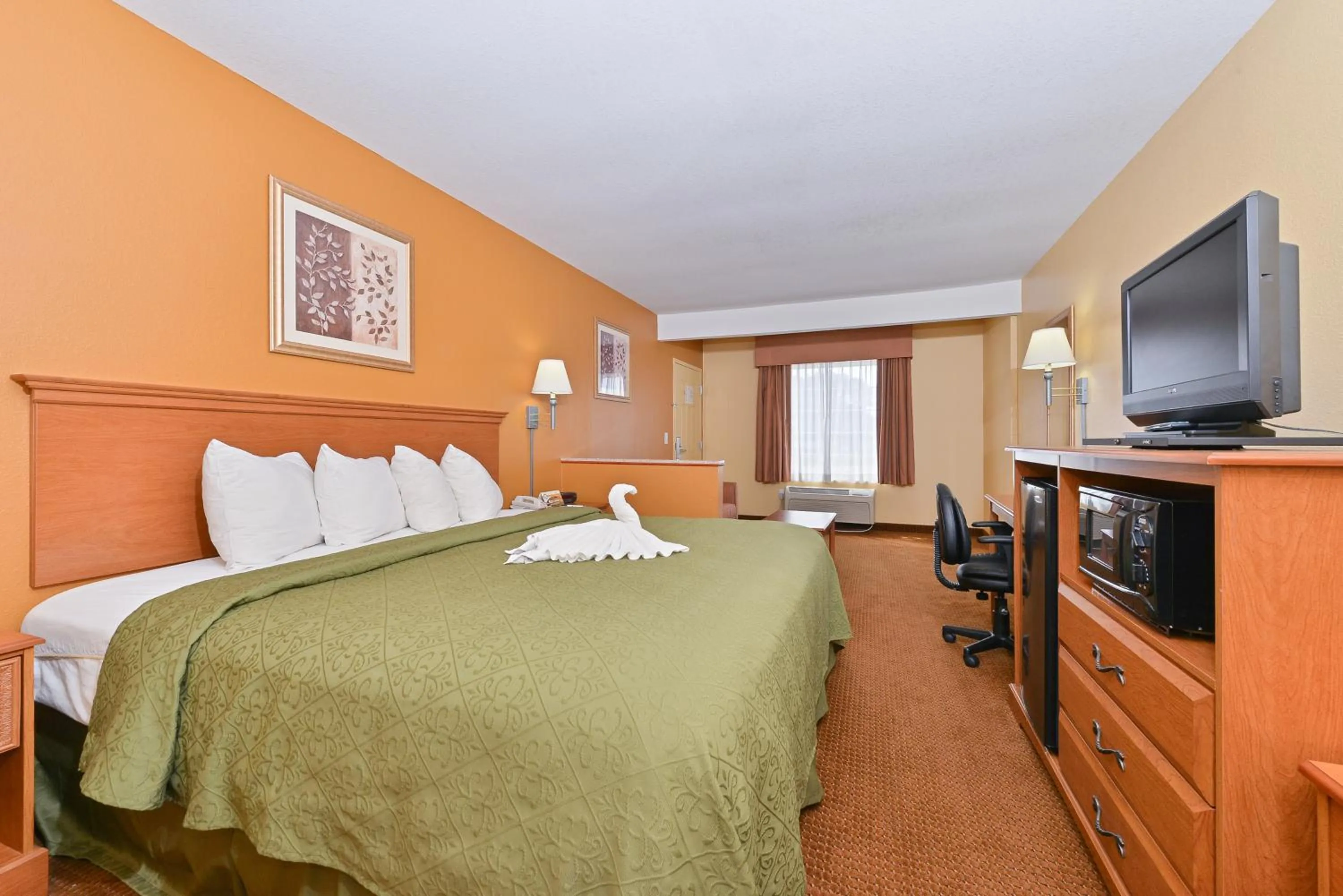 Bedroom, Bed in Quality Inn & Suites Cartersville North