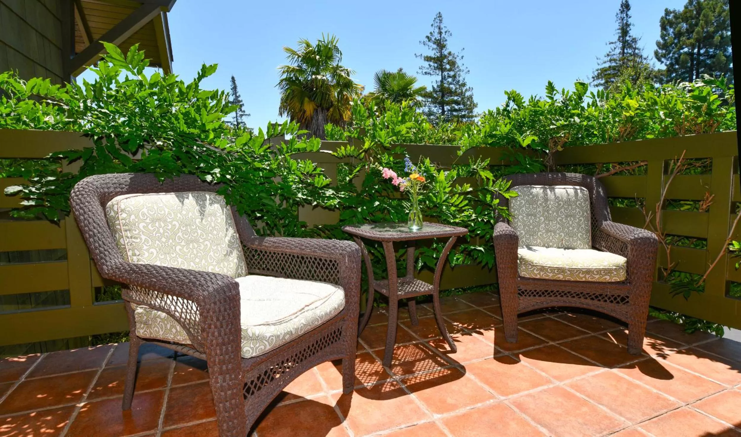 Patio in Blackbird Inn