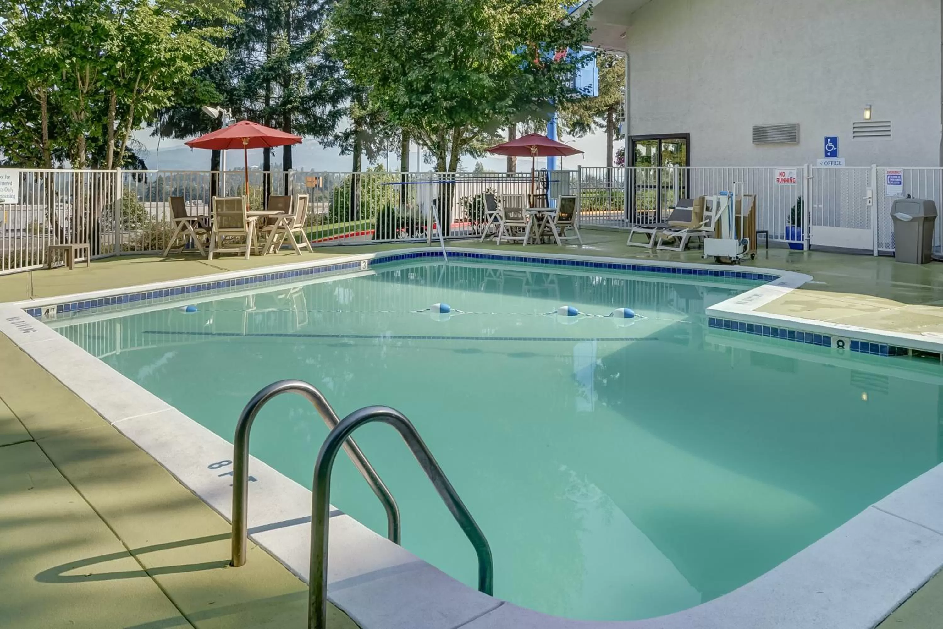 Swimming pool in Motel 6-Eugene, OR - South Springfield