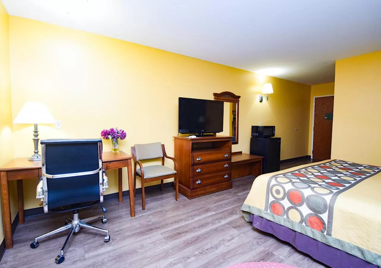 TV and multimedia, Bed in Super 8 by Wyndham Searcy AR