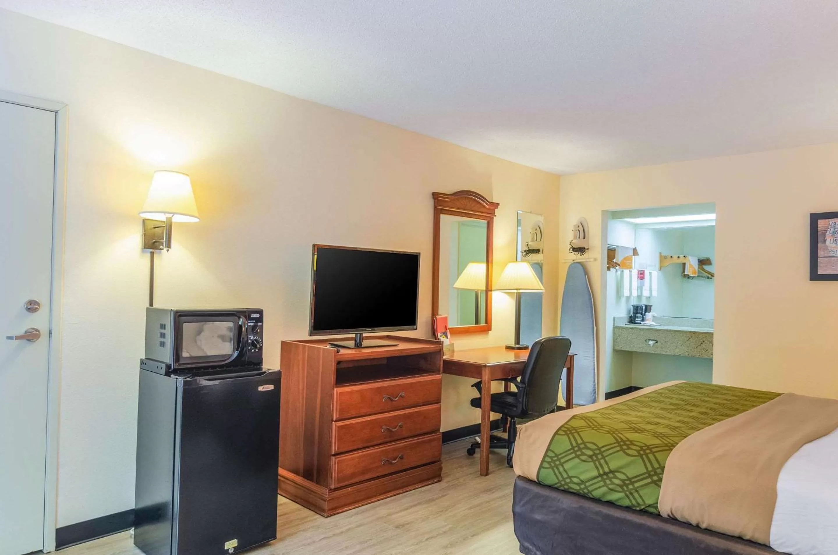 TV and multimedia, Bed in Econo Lodge Inn & Suites Gulfport Airport